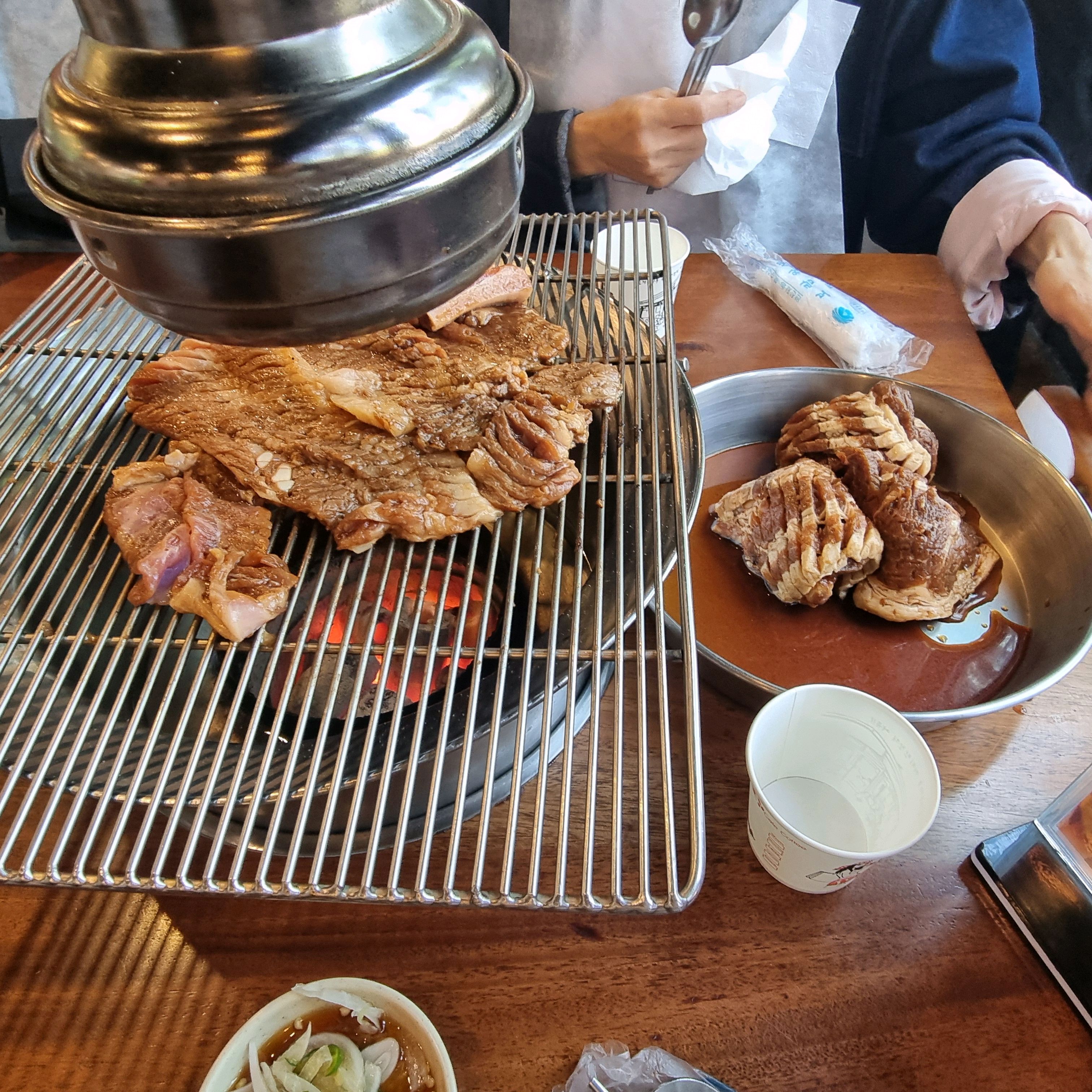 돼지갈비를 직접 구워주니 넘 편하고 맛도 많이 짜지 않고 넘 맛있네요~~^^ - 대구 맛집 서민갈비