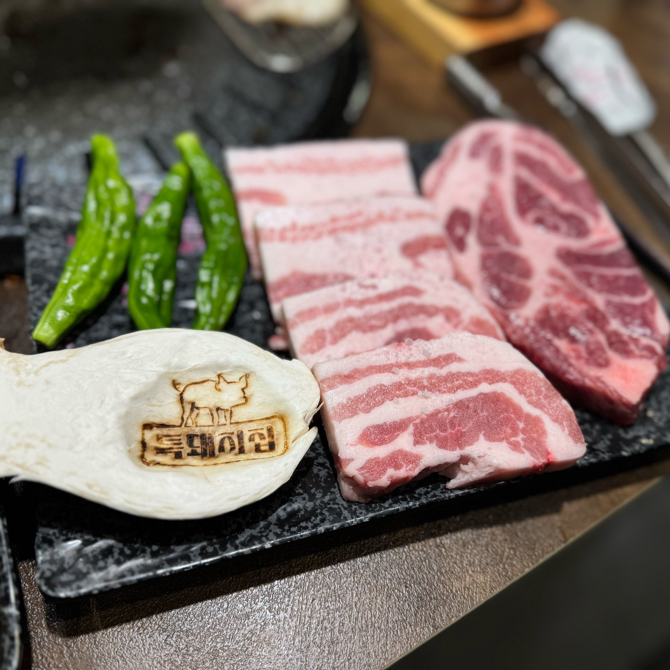 고기 진짜 맛있어요!! 사장님의 고기의 대한 자부심도👍 - 불당동 맛집 특돼지집