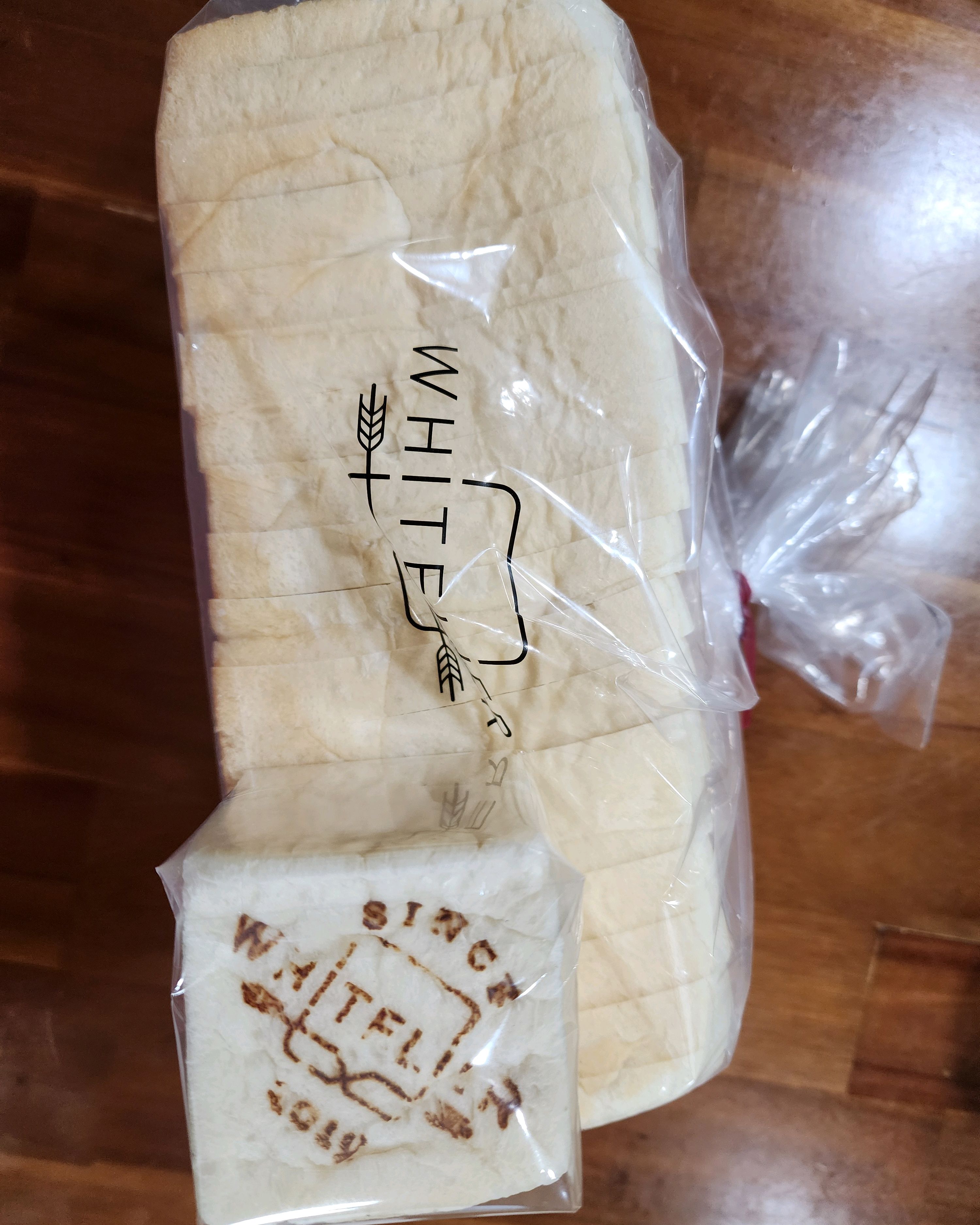 아이들이 맛있는 식빵집 가자고 할때면 늘 손잡고 가는곳입니다! 식빵이 유난히 부드럽고 시식