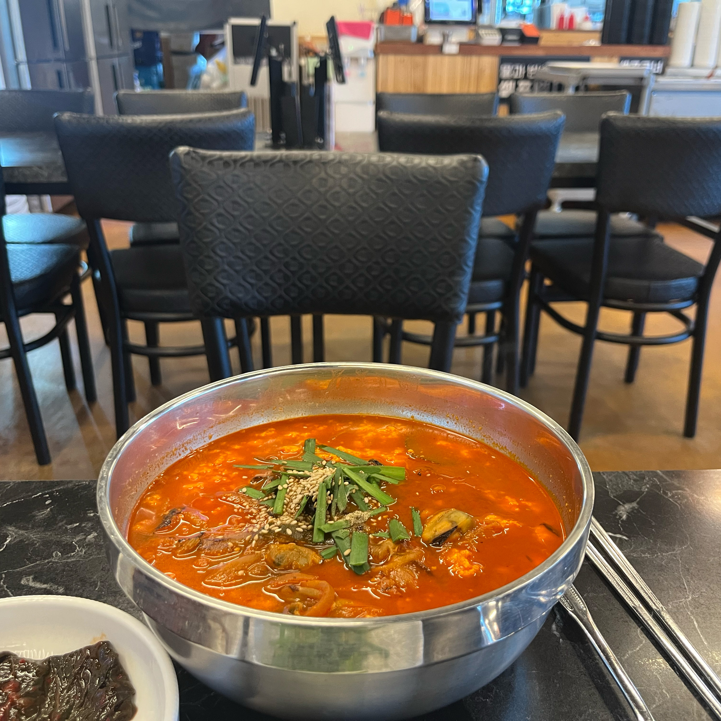 아침 7시부터 배고파서 찾아보다 숙소 근처라 오게됏는데 7개월 아기랑 후문으로 오시면 유모