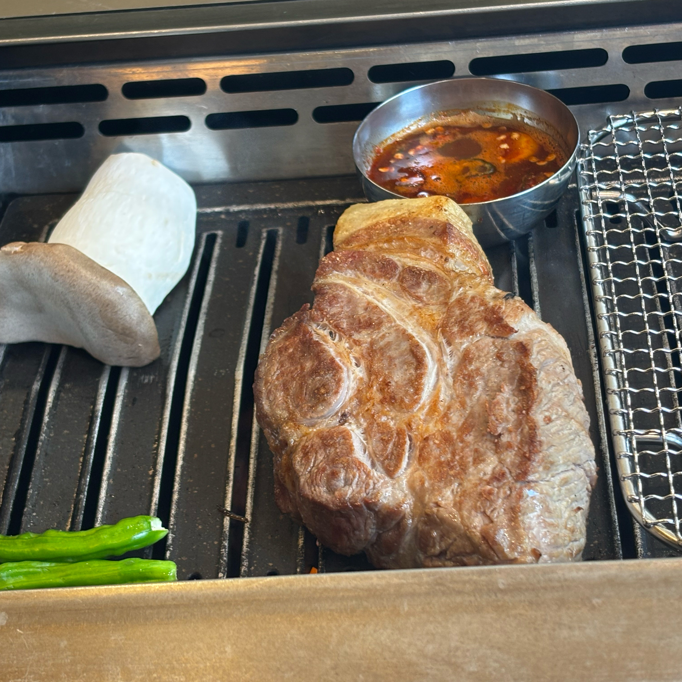 맛있게 잘 구워주셔서 잘 묵고 갑니다~ - 제주 맛집 화수목보리짚불구이 연동점