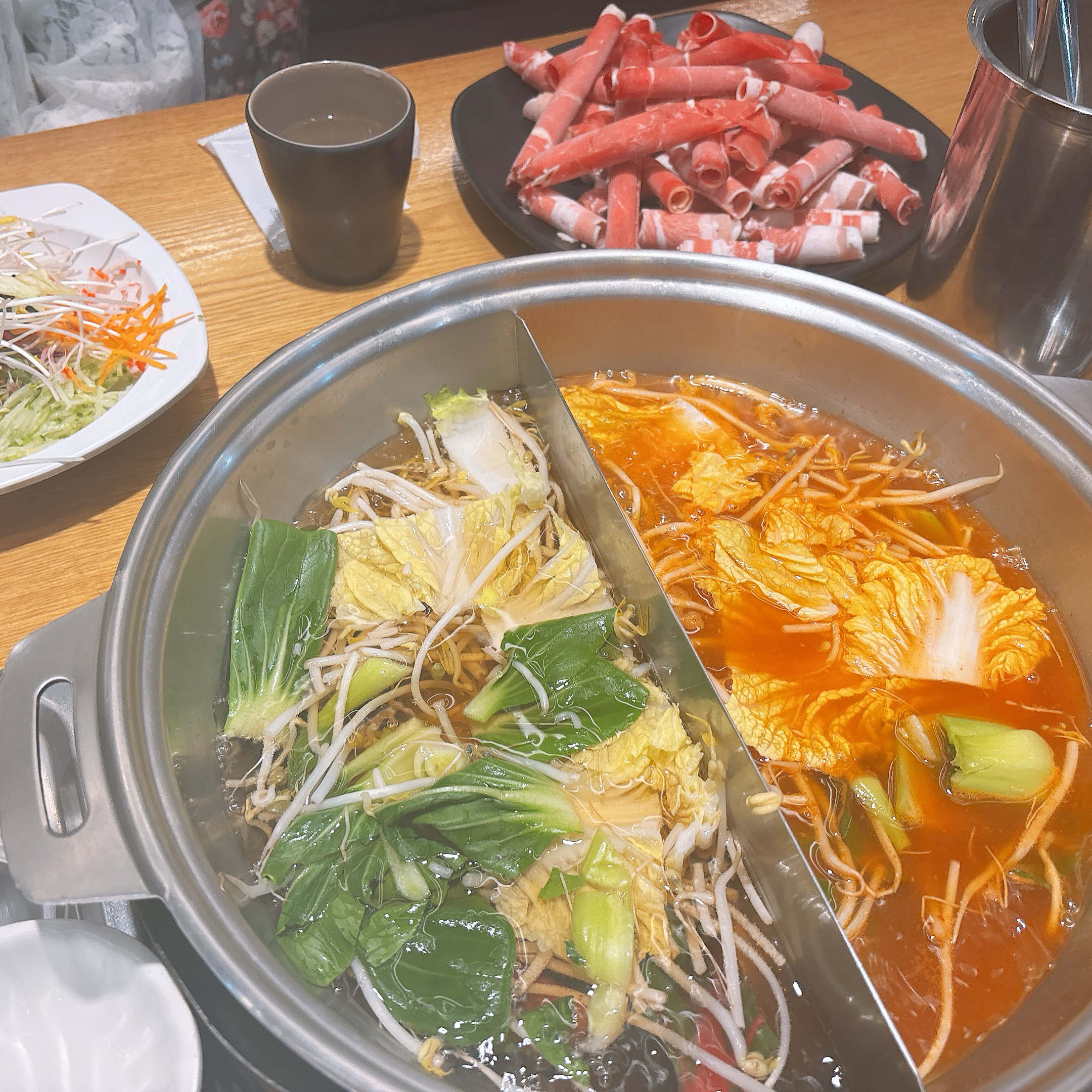 반반메뉴로도 먹을 수 있고 맛도 좋습니다. 간단한 샐러드도 곁들일 수 있어서 안성맞춤 식당