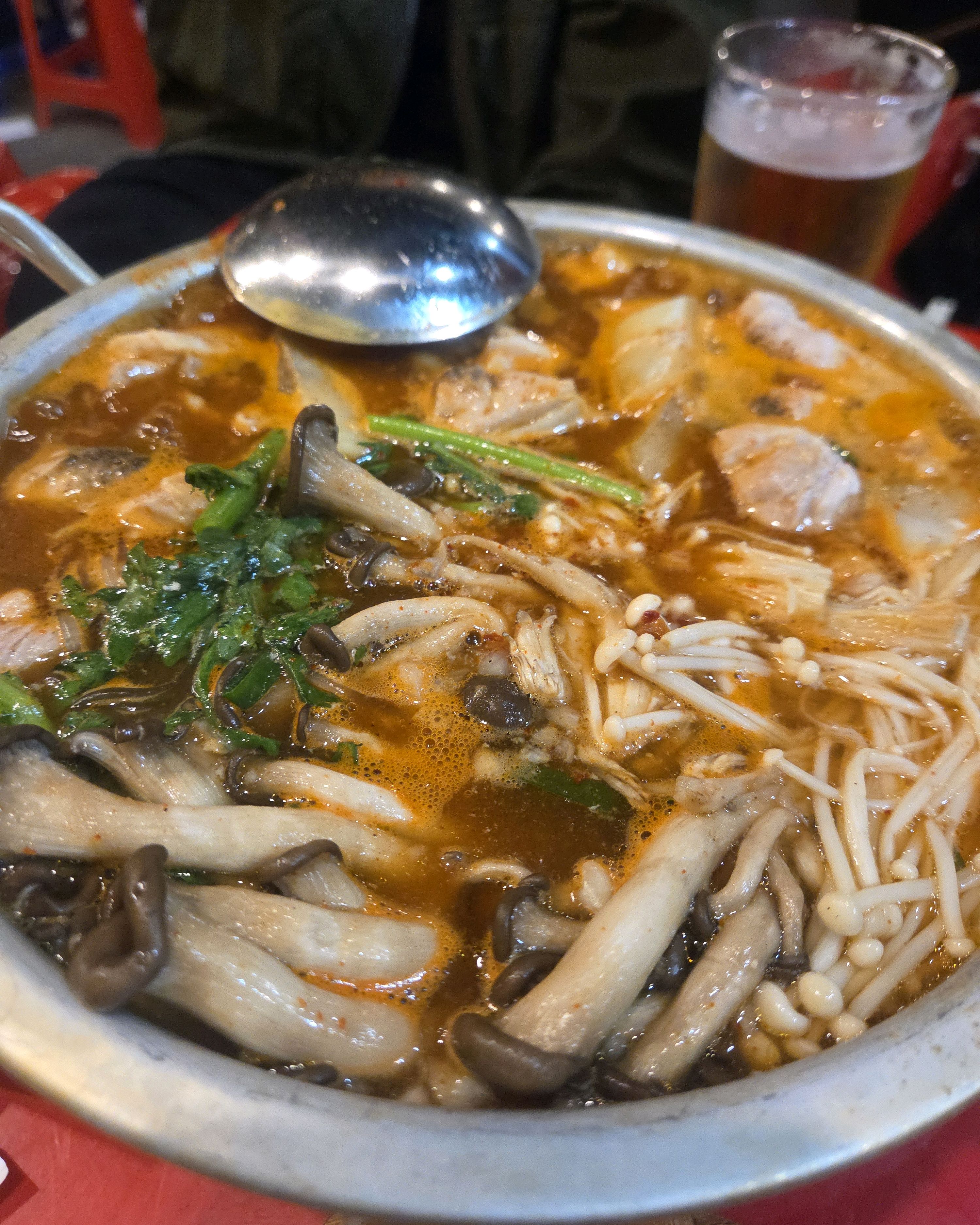 여자 알바생이 참 참해요 - 대구 맛집 교동호프