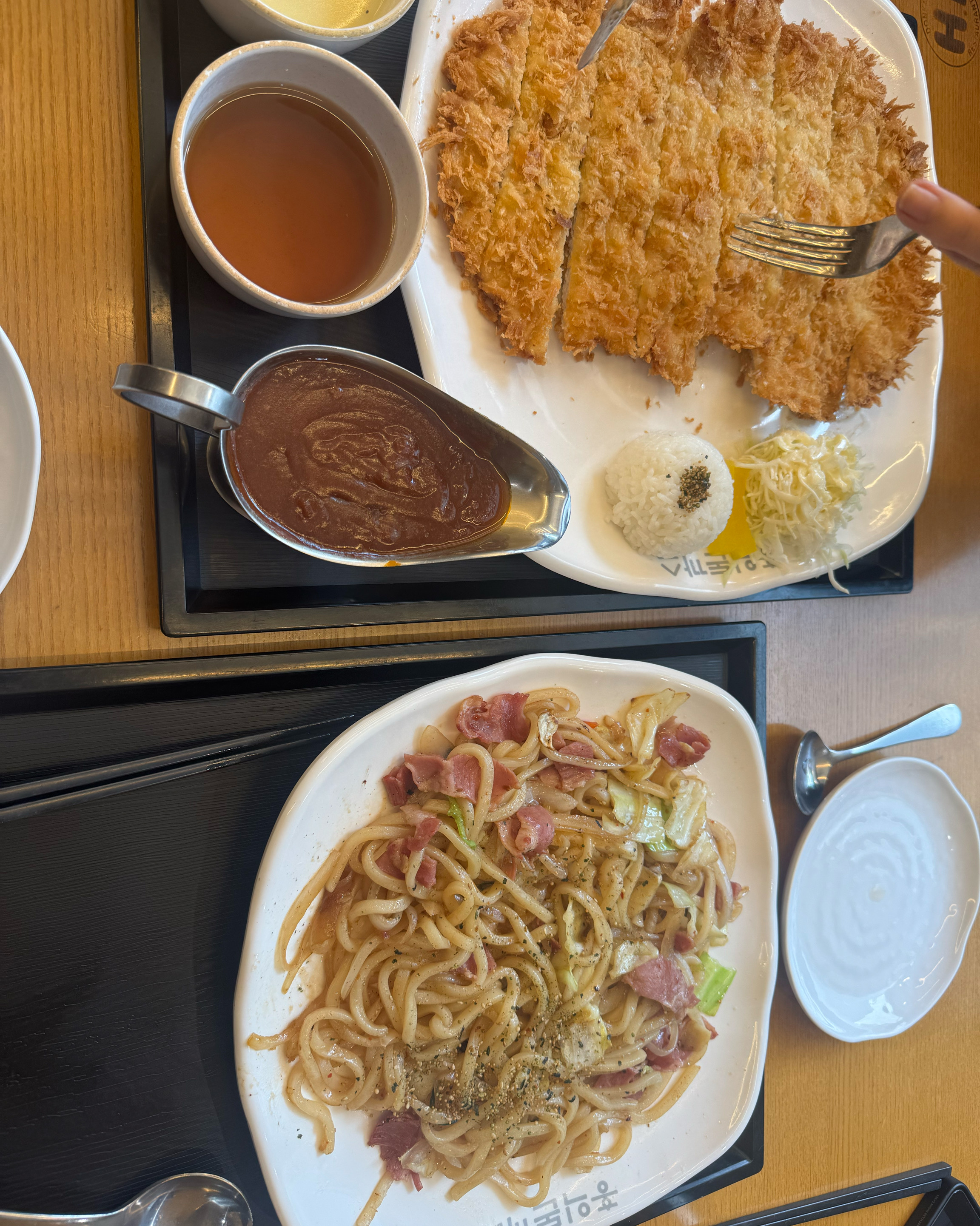 직원분도 친절하고 음식도 빠르게 나와서 맛있게 먹고갑니다💗 - 광주 충장로 맛집 홍익돈까스 광주충장점