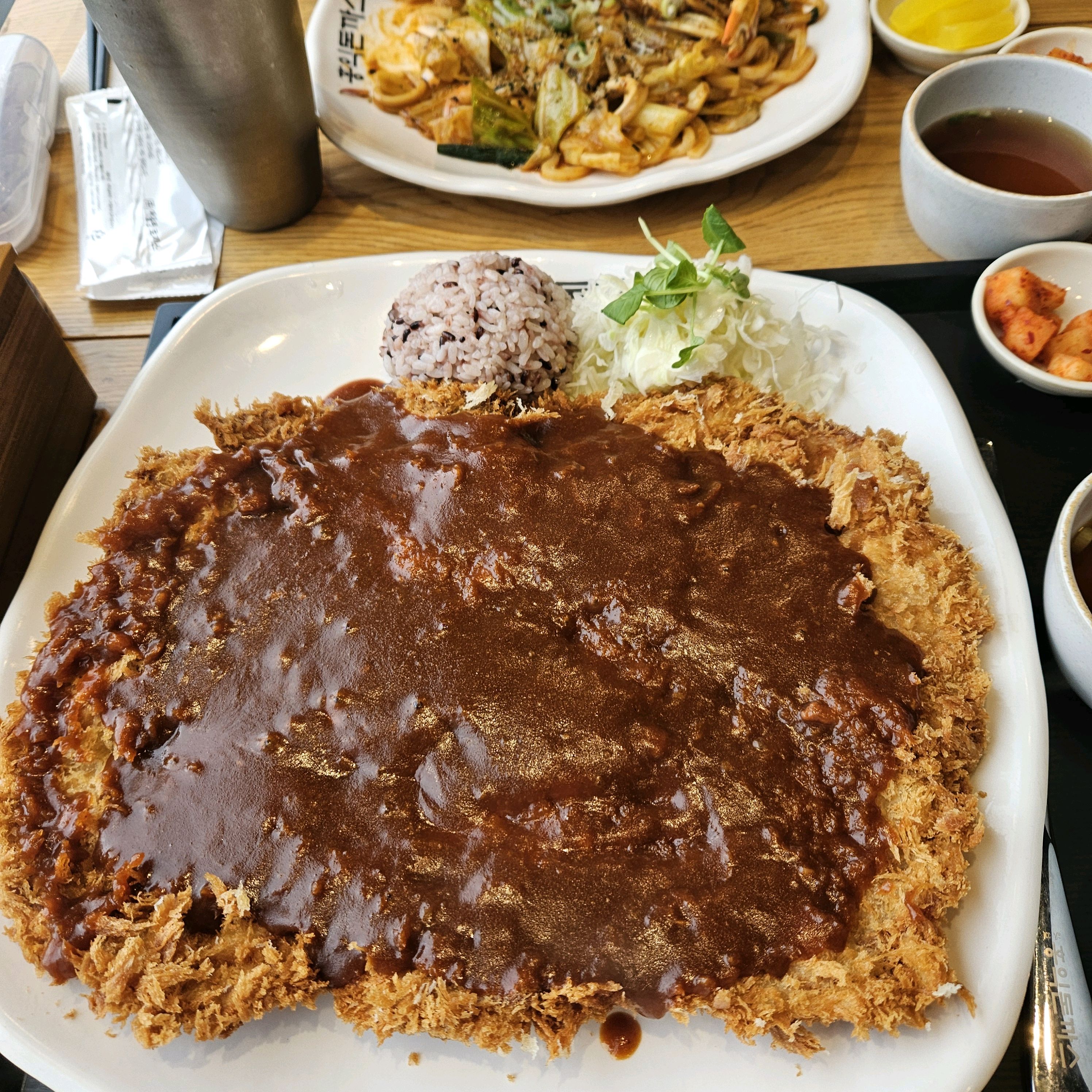 여전히 양이 많고 음식이 빨리 나와요 여섯시쯤되니 금방차요 브레이크타임 끝나고 방문하니 여