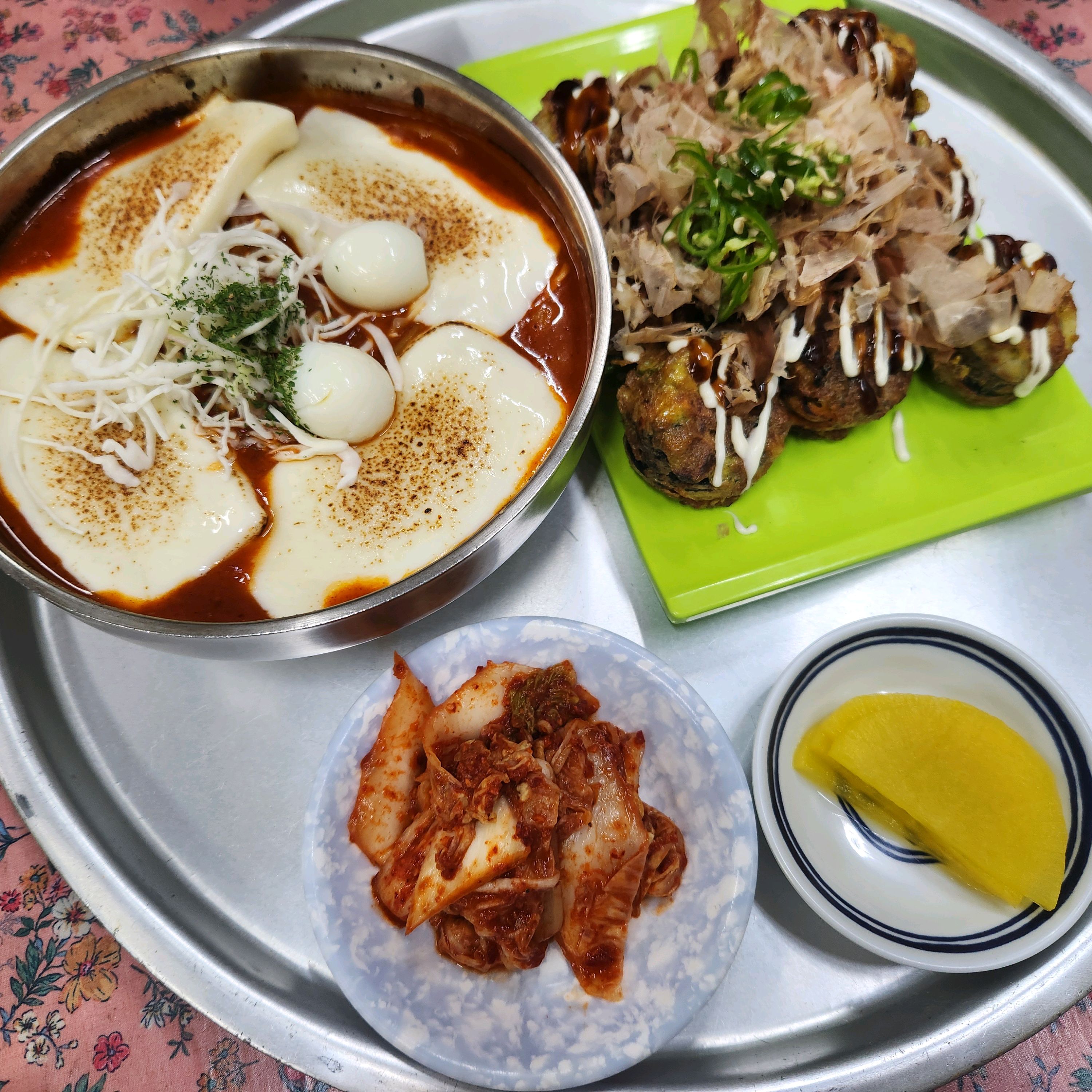 토요일 점심때가서 웨이팅등록했는데 3시50분쯤 들어간듯ㅋㅋ서문시장구경하고하니 시간은금방가는
