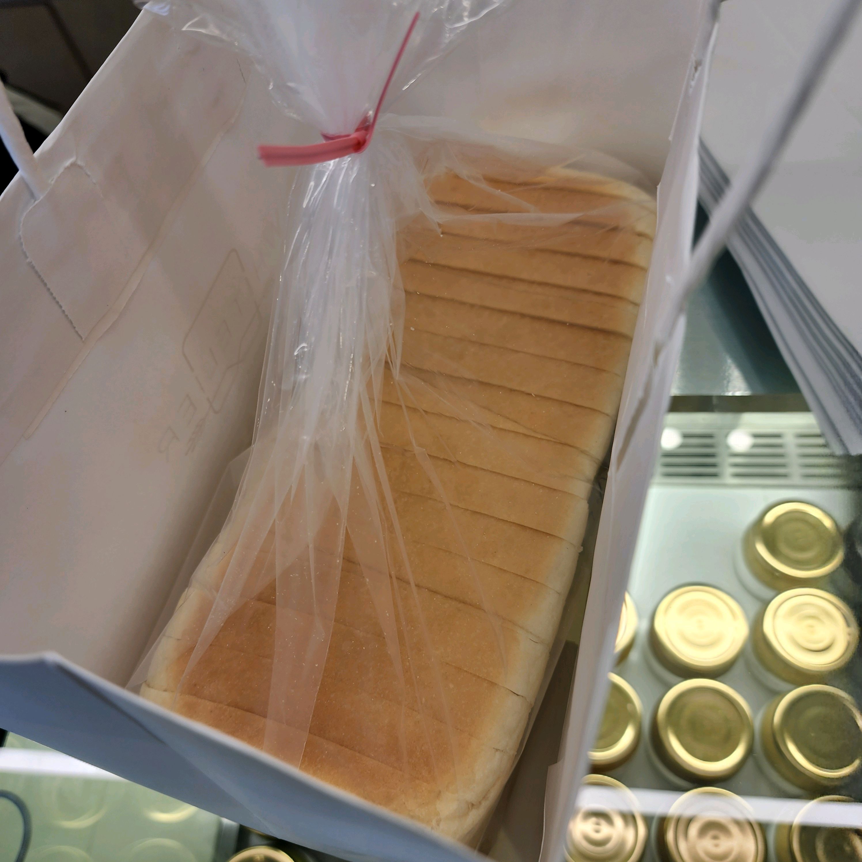 지나가는데 빵 향기가 좋아서 구매하였는데, 양도 많고 맛도 기대됩니다!☺️ - 울산 송정 맛집 화이트리에 울산송정점