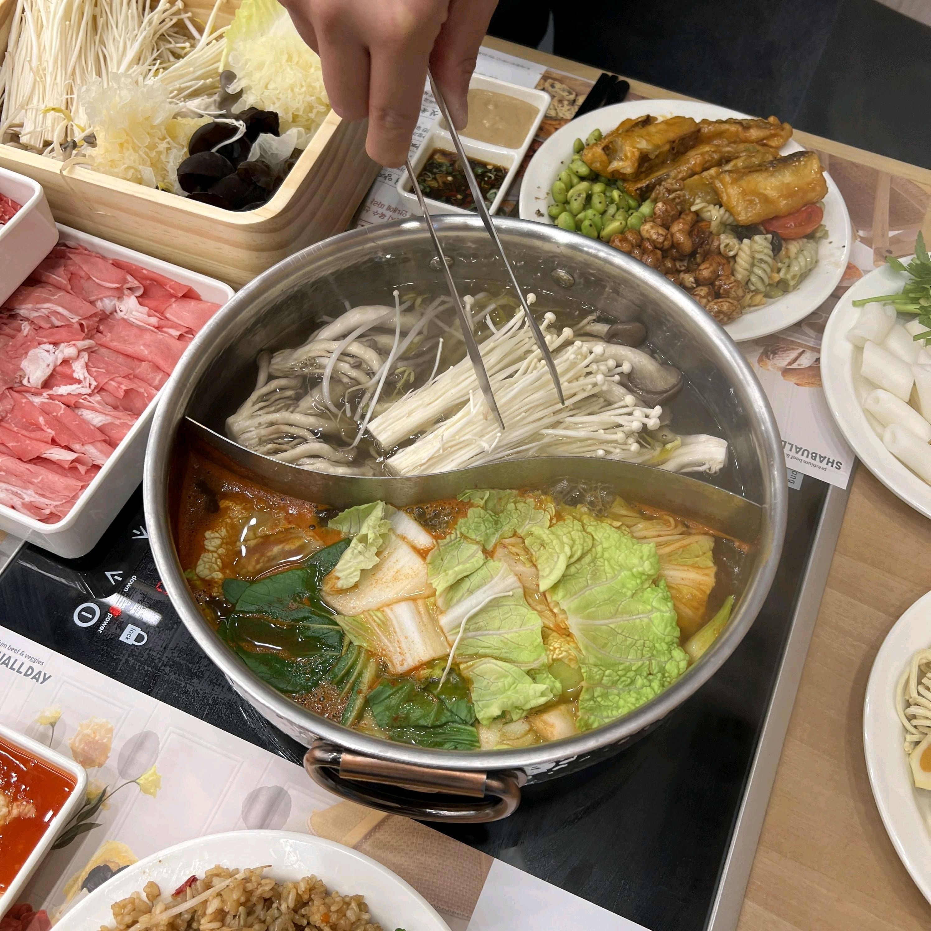 샤브샤브 무제한이 정말 푸짐해서 가족모임으로 방문했는데 다들 대만족했어요 음식의 질도 좋고