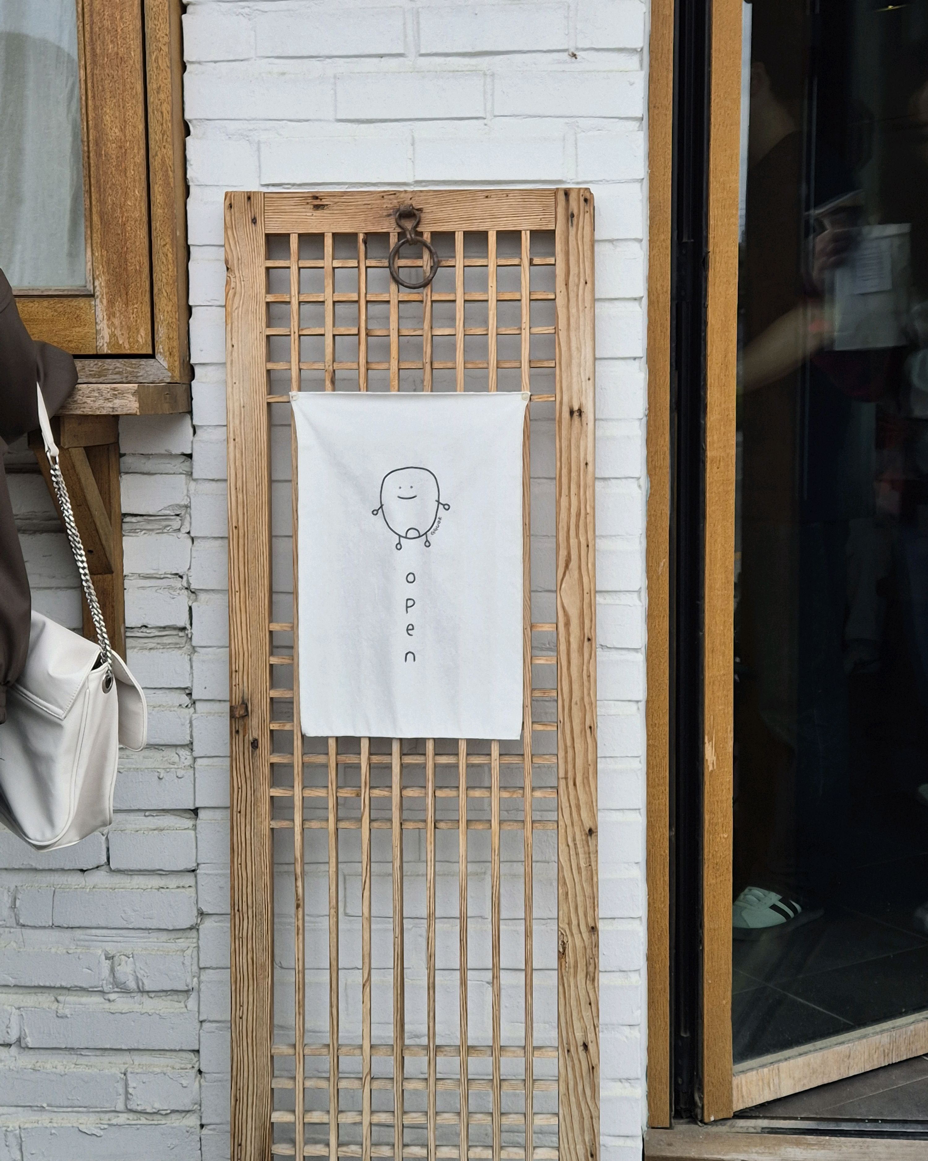 가게 내부가 넓지 않기도 하고 바다 보면서 마시려고 포장으로 했어요. 주문은 금방 가능하고