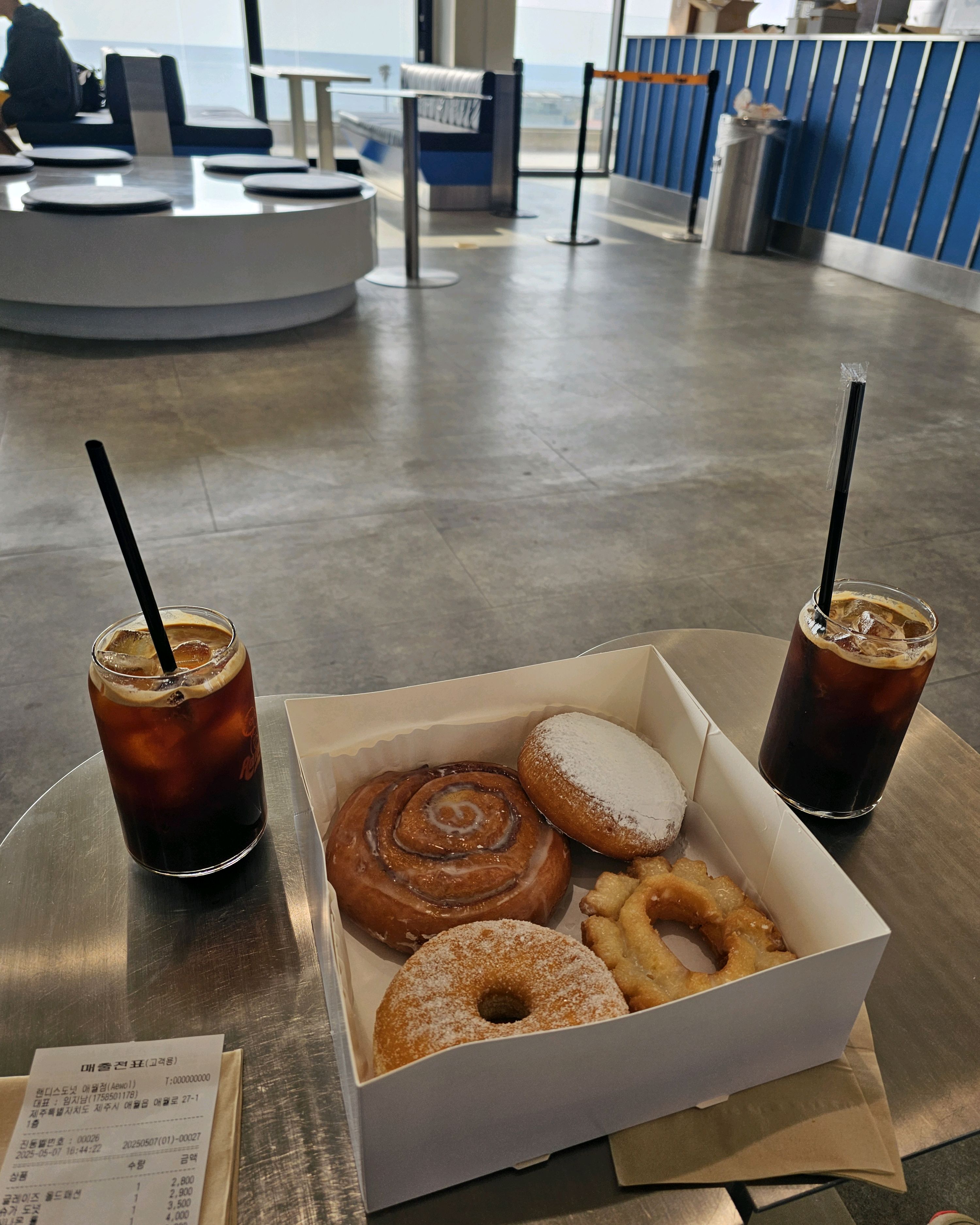 애월 바닷가를 끼고 앉은 랜디스도넛. 수많은 관광객이 다녀가는 곳인 듯합니다. 매장 아랫쪽