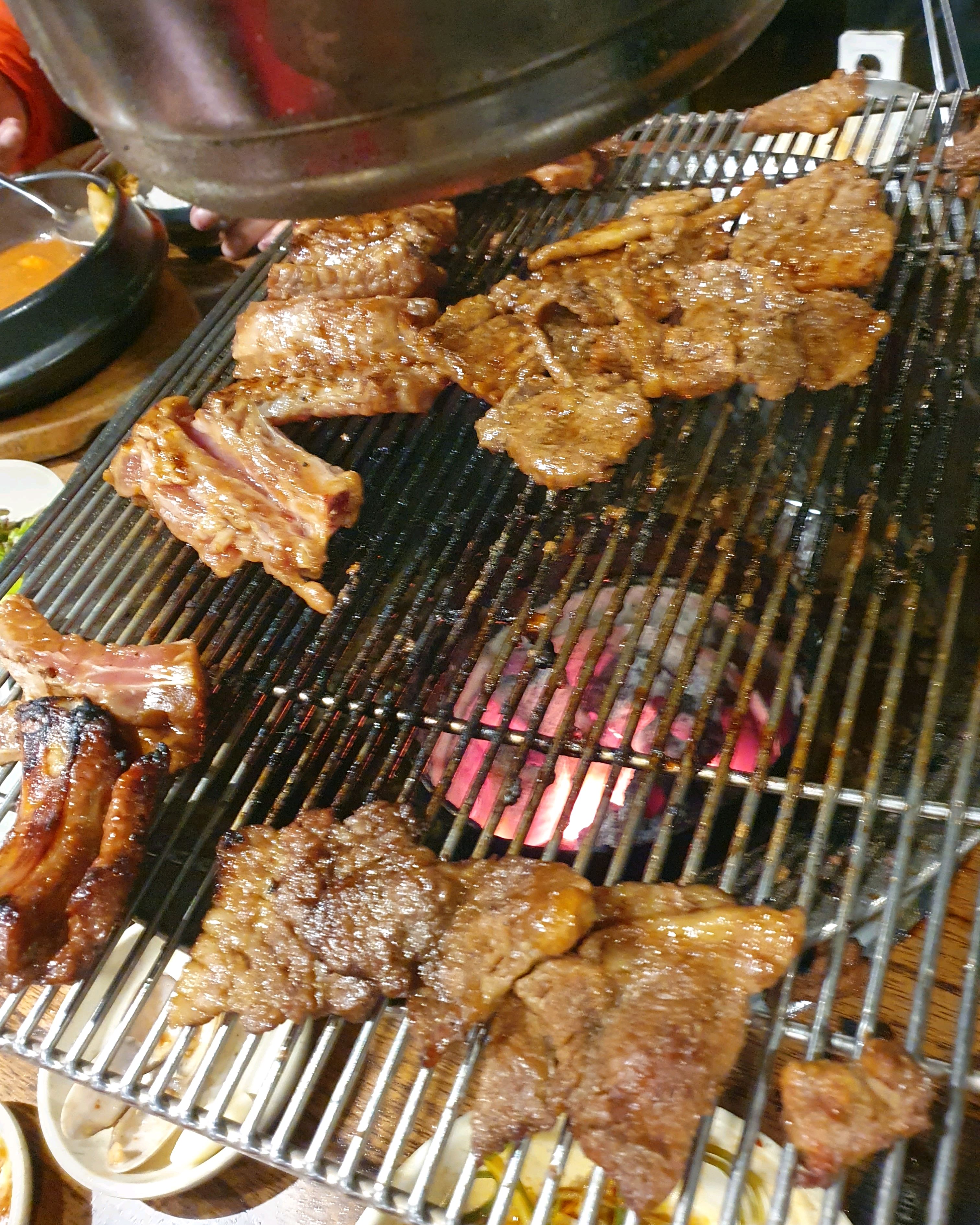 부모님 모시고 와서 너무 잘먹었습니다 고기도 다 구워줘서 편하게 먹었어요 서비스된장도 두개