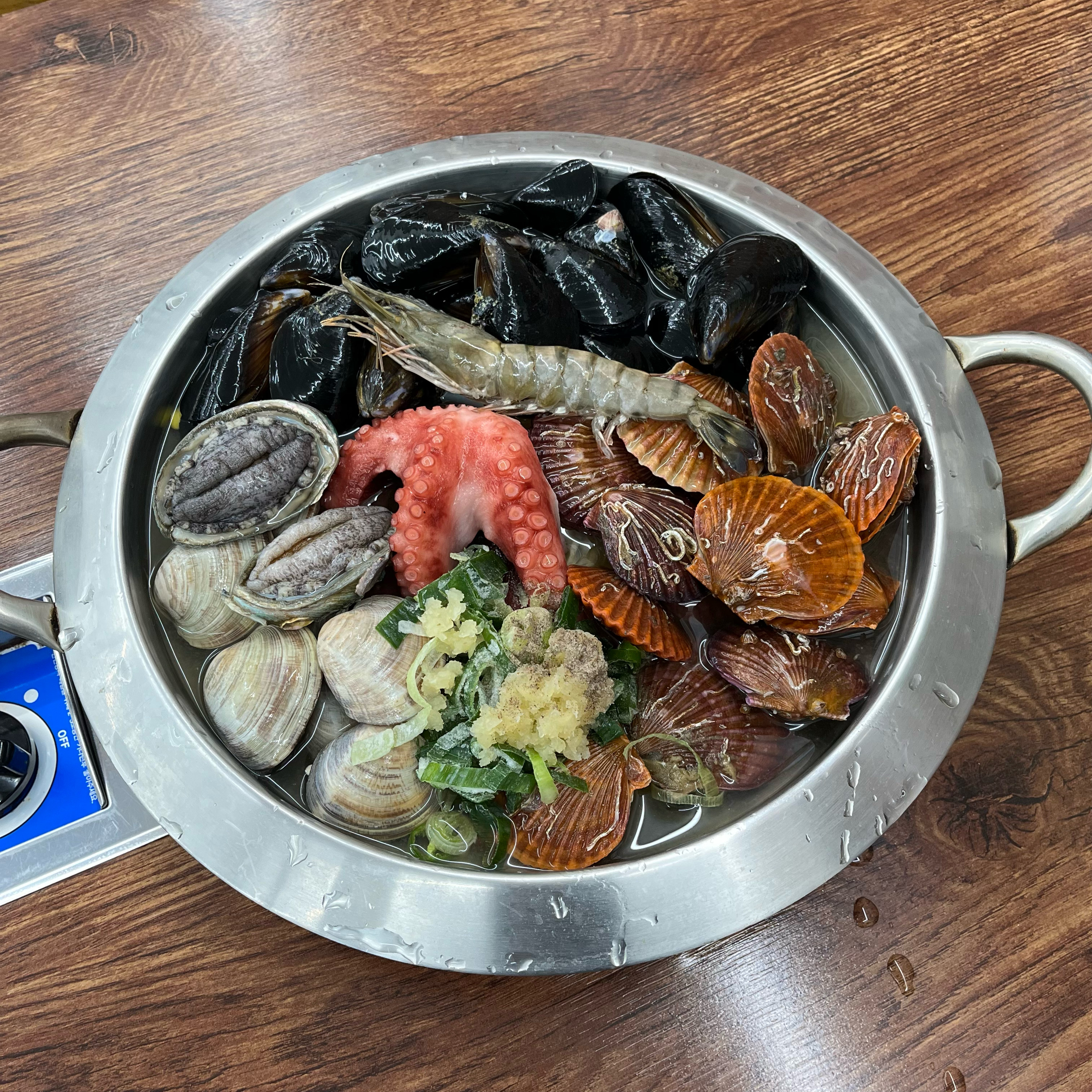 국물 시원하고 맛있어요. 갈미조개는 처음 먹어봤는데 맛있었어용 매장 내부도 커서 모임하기 
