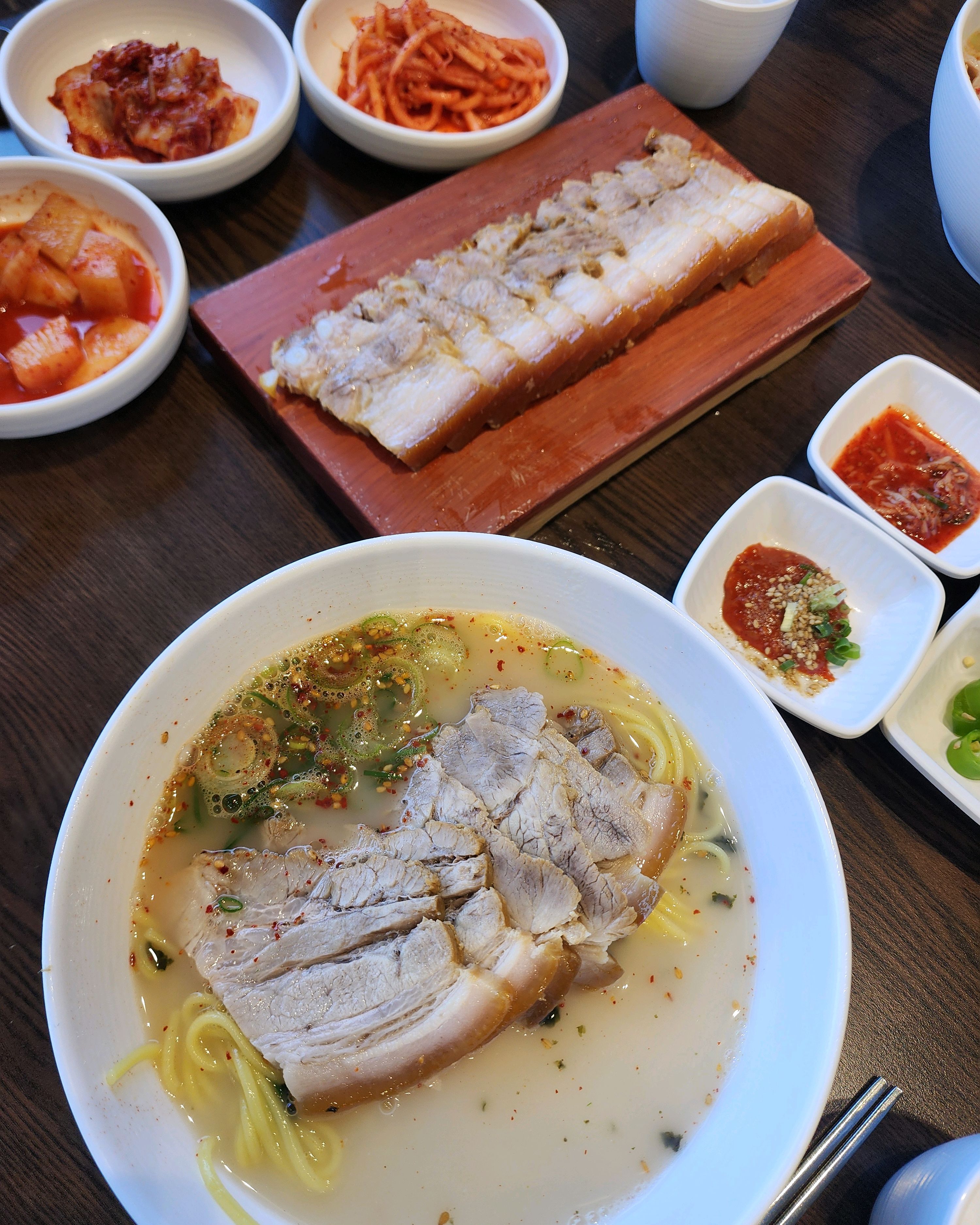 비행기 내리면서 캐치테이블 예약 걸고 렌트하고 도착하니 딱 대기 시간이랑 맞네요. - 제주 맛집 자매국수
