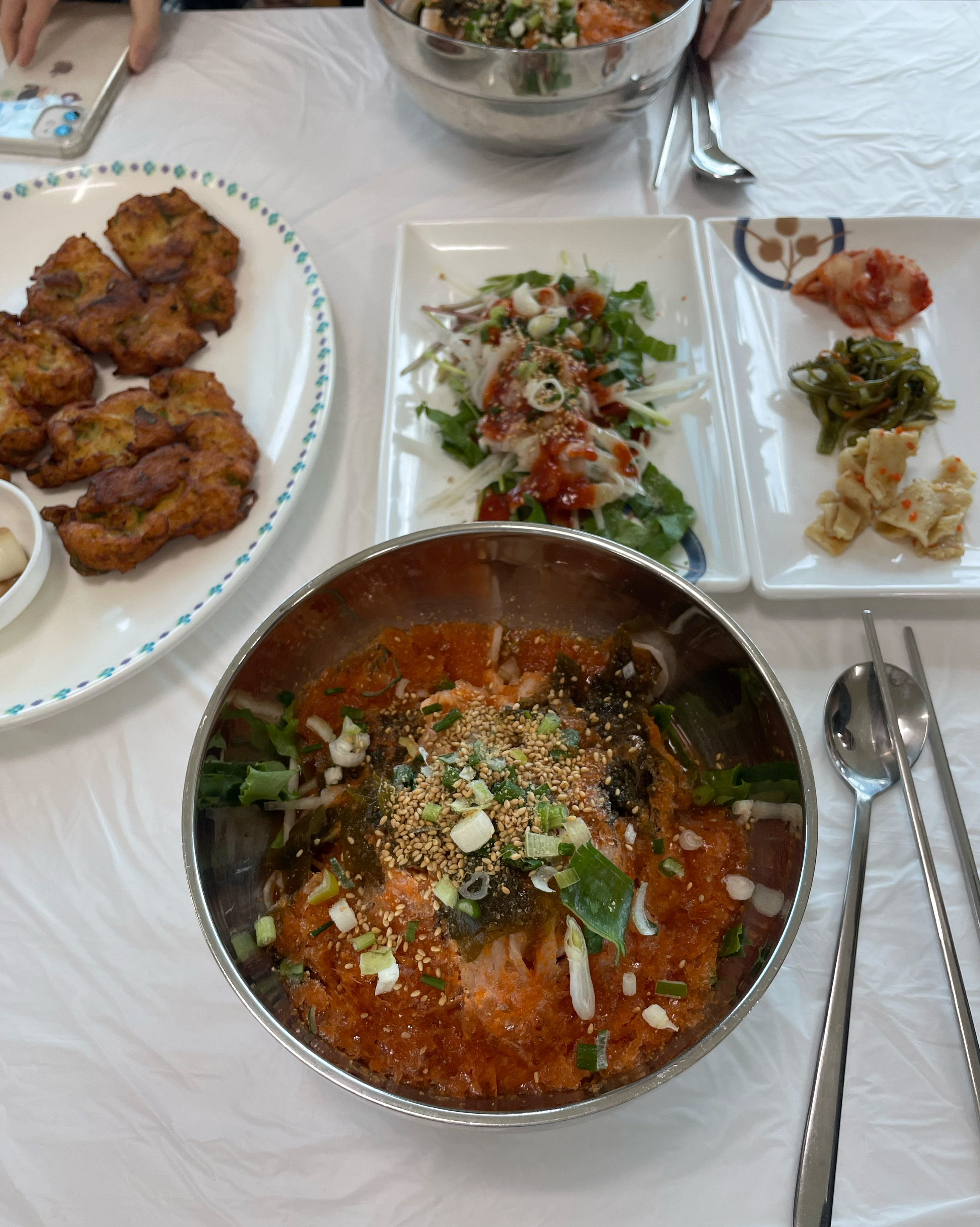 사장님도 친절하시고 물회도 너무 맛있었어요! 바닷가에 있어서 창문 밖으로 멋진 배경을 보면