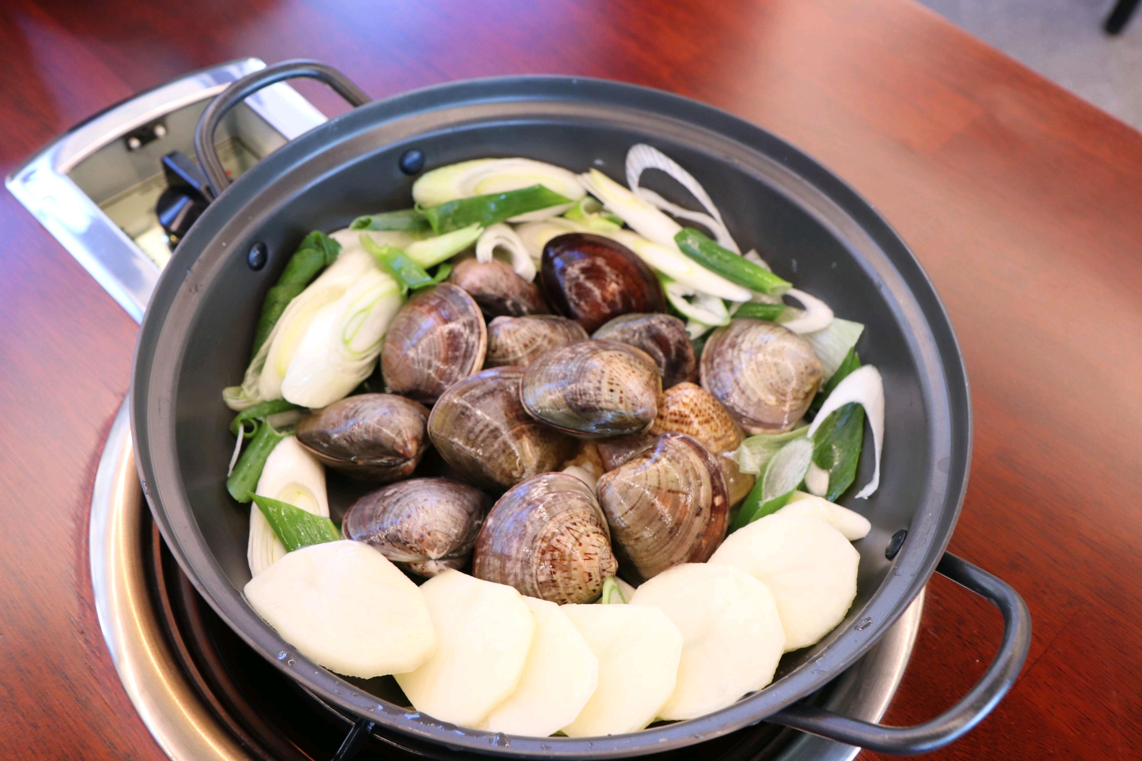 주차 편의성이 좋아 가족끼리 편하게 다녀왔어요. 음식도 맛있고 친절해서 만족스러웠네요. - 인천 맛집 우이며녹 x 백합칼국수 영종 마시란점