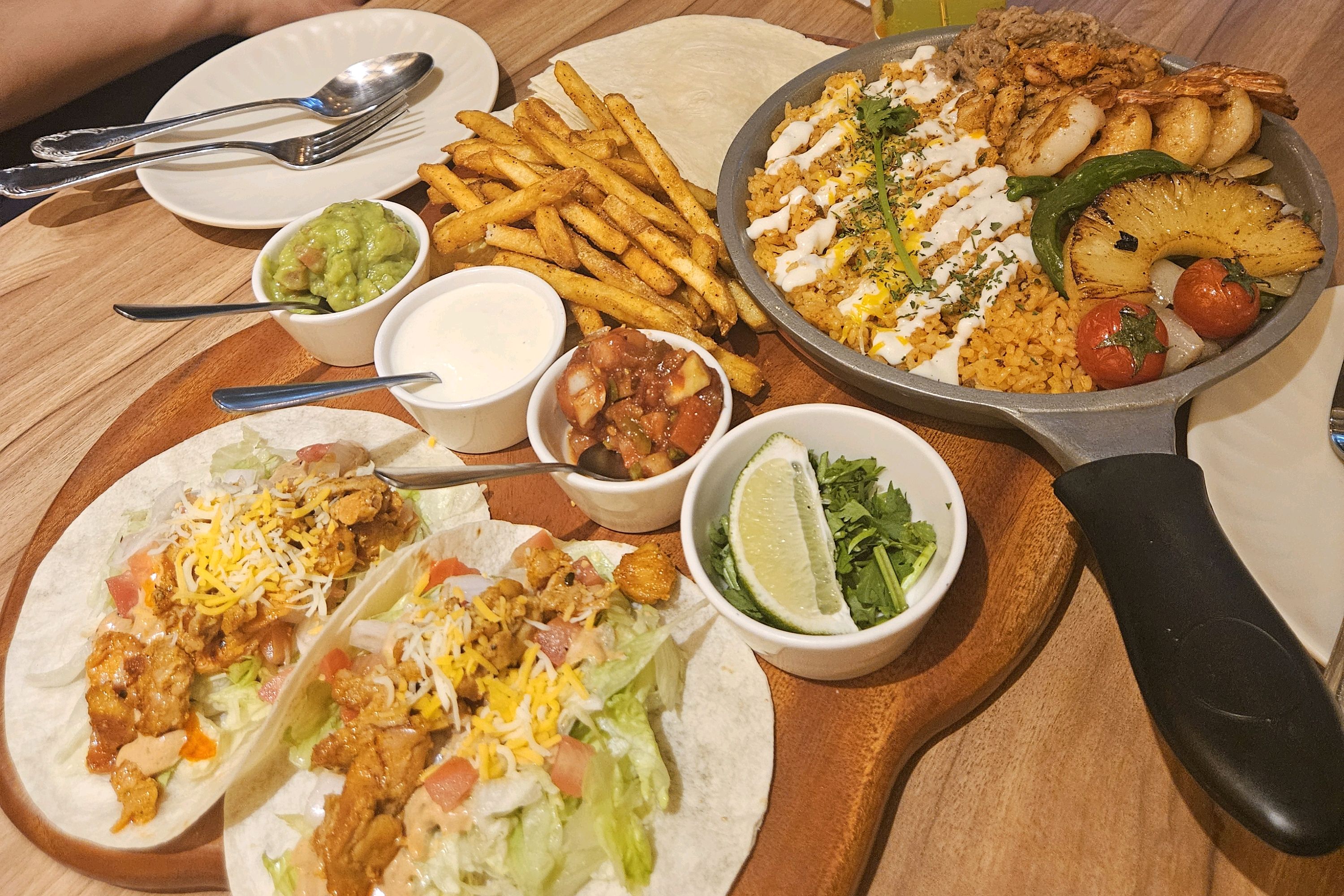 분위기 좋고 맛있어요~! 평일 저녁이라 웨이팅 없나봐요 - 압구정 로데오 맛집 갓잇 압구정 도산공원점