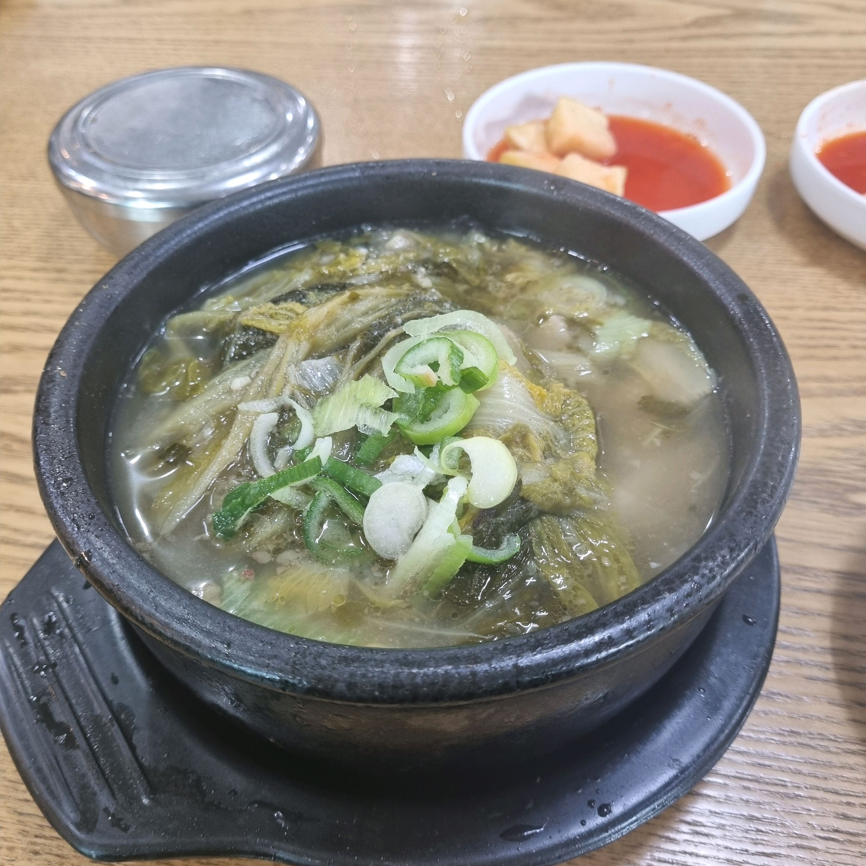 전현무계획 보고 방문. 국물은 맛있음. 마늘 추가해서 먹으면 감칠맛 up. - 인천 맛집 평양옥