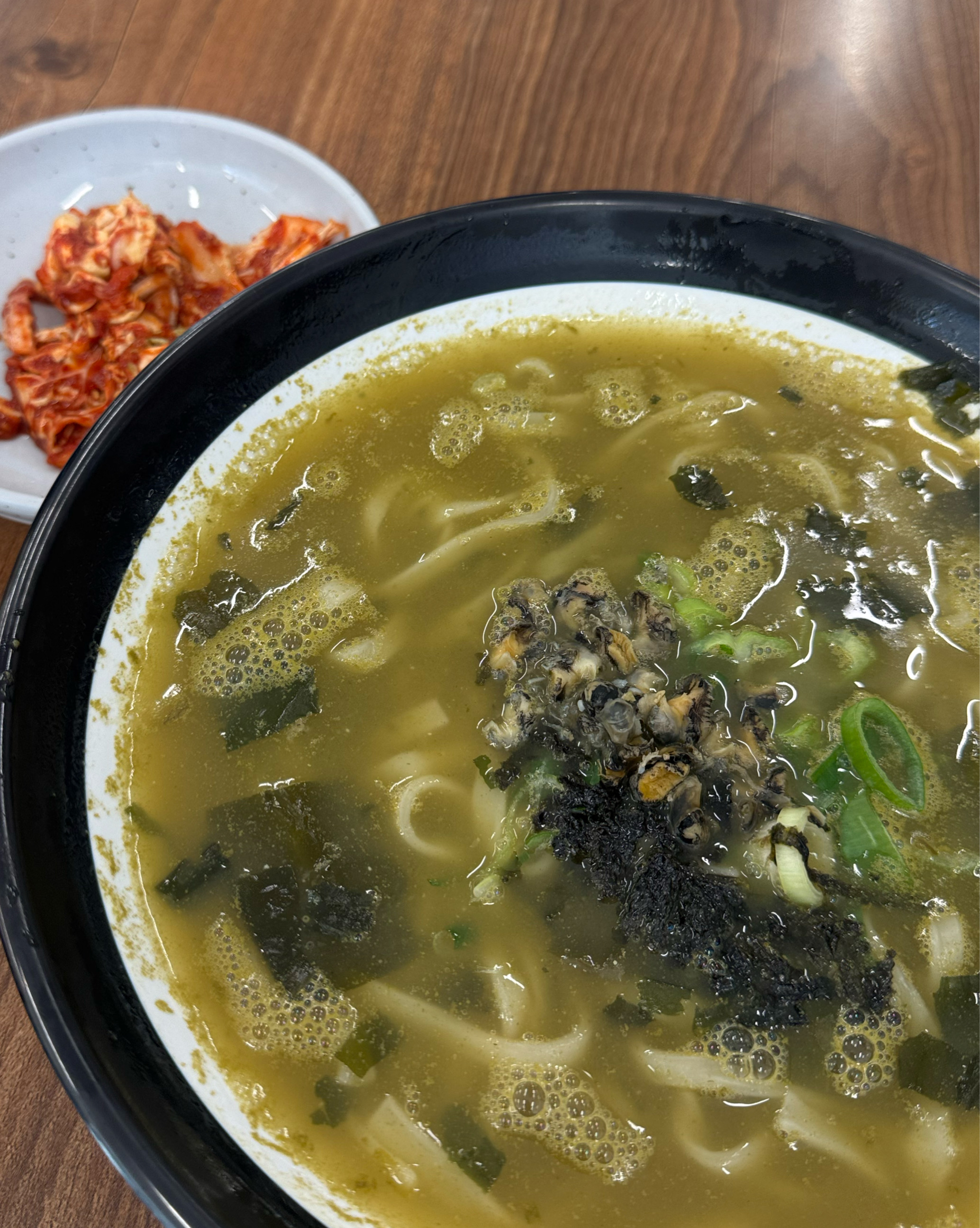제주도 맛집이라고 소문나서 와봤습니다 ! 보말칼국수를 먹었는데 국물도 칼칼하고 제가 먹었던
