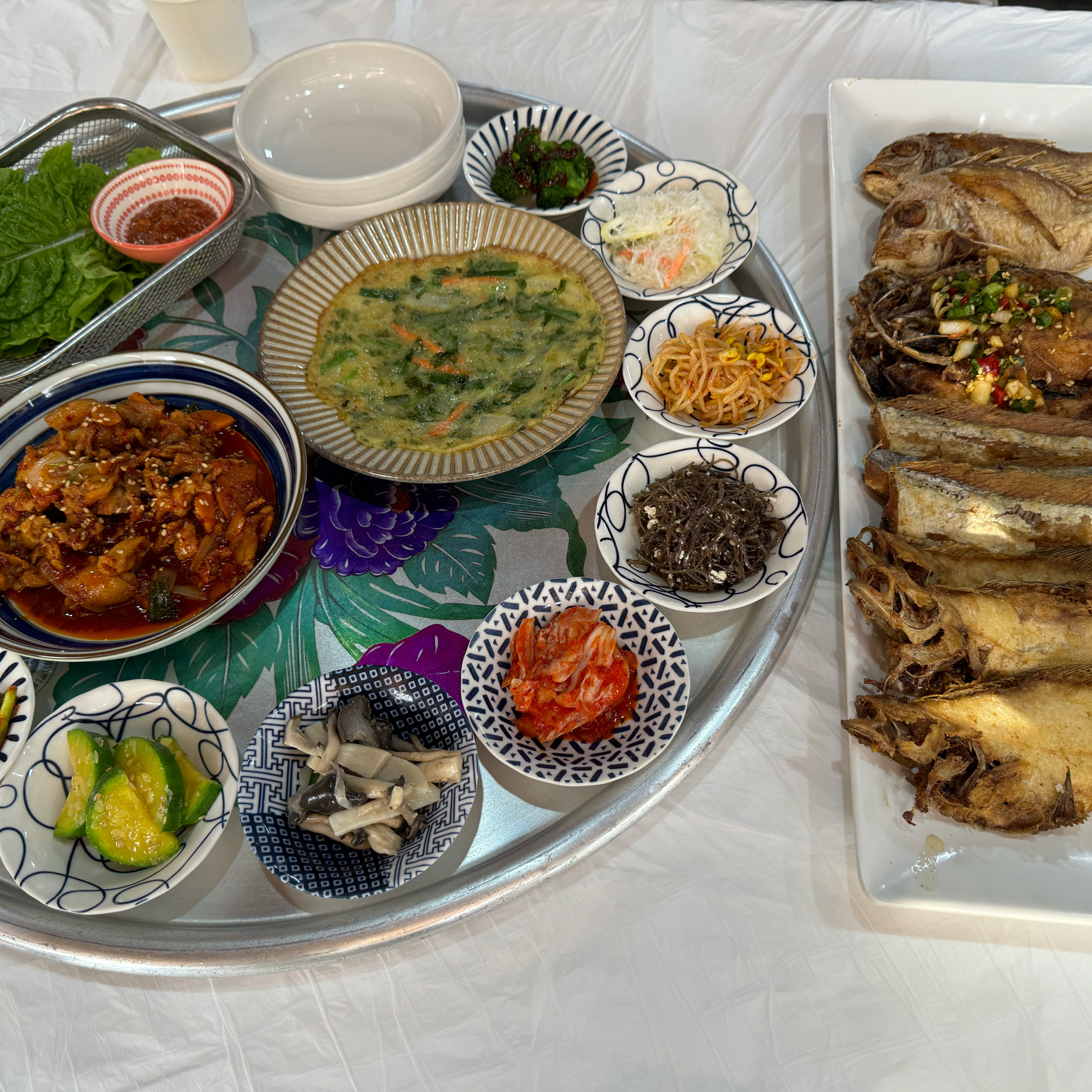 제주 여행 중 만난 최고의 밥상, 할멍밥상! 🍚 정갈하면서도 깊은 맛이 일품이었어요. 신선