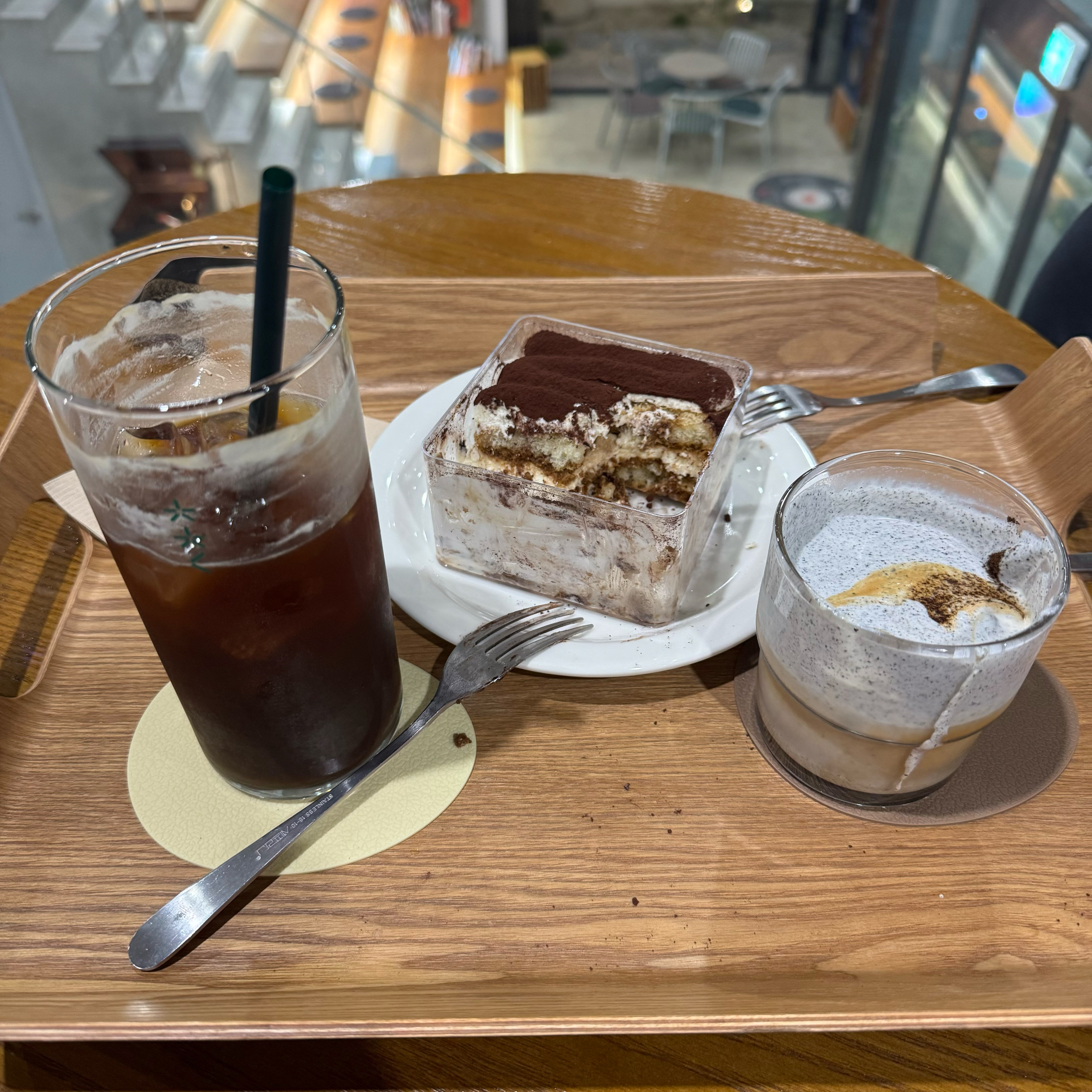 먹다가 너무 맛있어서 리뷰 남겨요!! 커피도 맛있고 흑임자도 맛있고 티라미수도 넘넘 맛있어