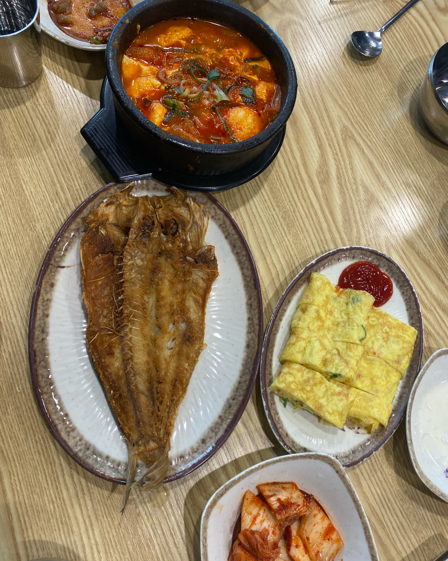 지난 번 제주 여행와서 정말 맛있게 먹어서 또 찾았습니다. 여전히 푸짐하고 맛있네요. 배