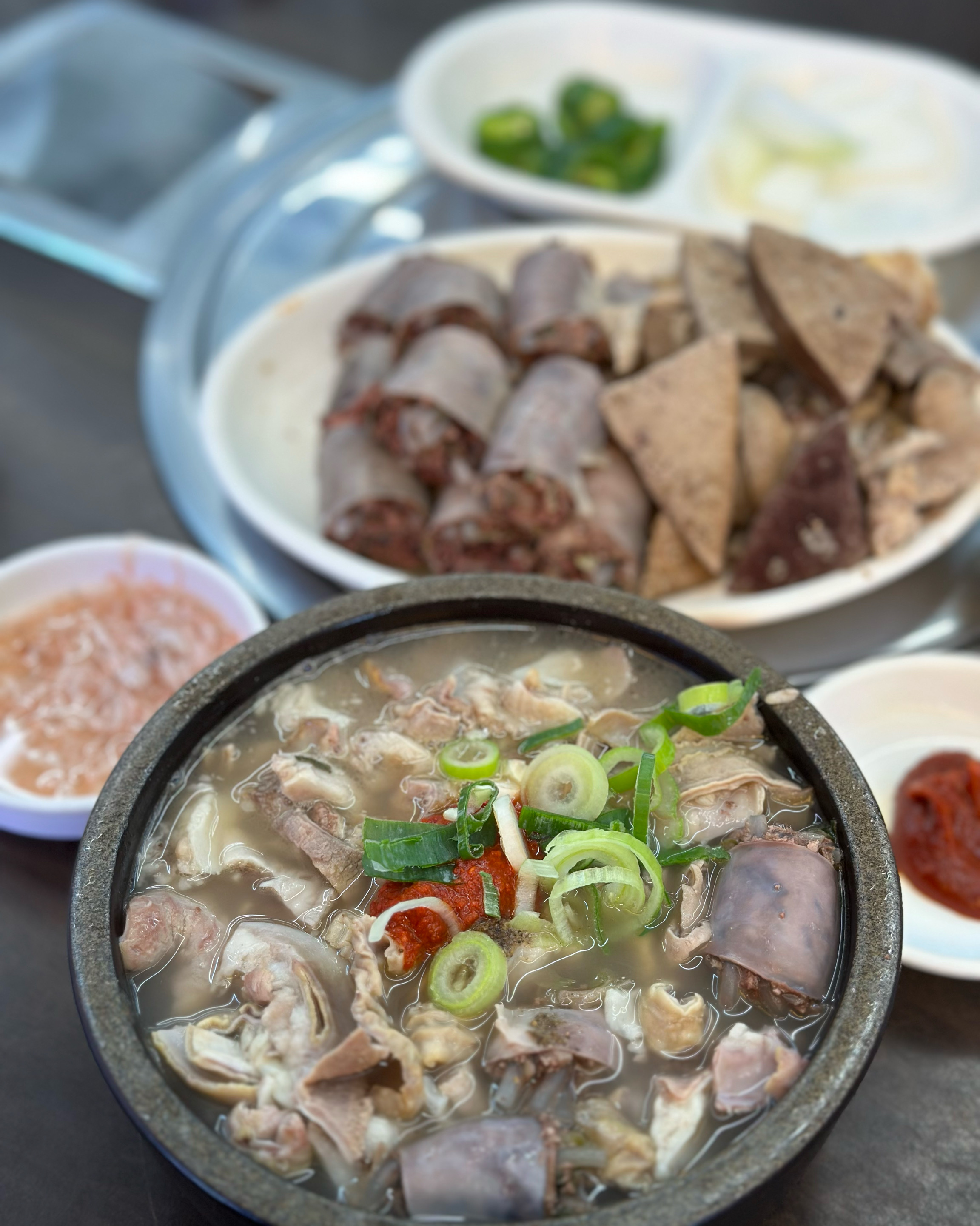토렴식이고 뚝배기에 나오는데 국밥이 뜨겁진않아요 - 대전 맛집 오문창순대국밥
