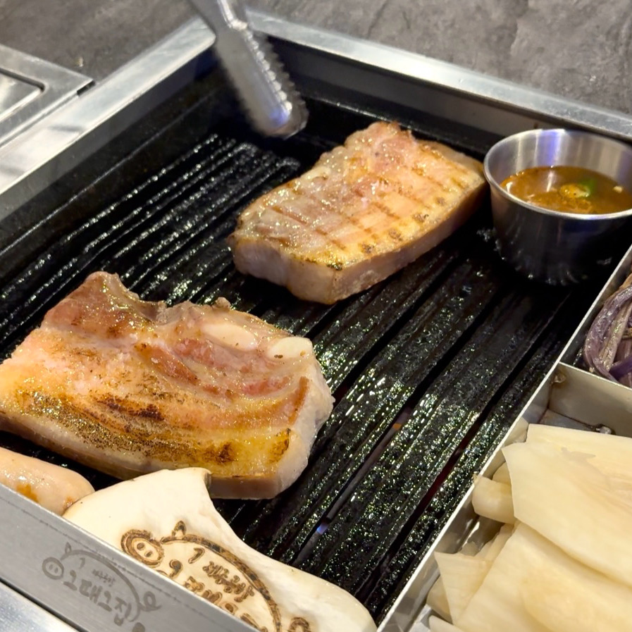 흑돼지를 직접 구워주셔서 너무 편해요! - 제주 맛집 제주공항그때그집