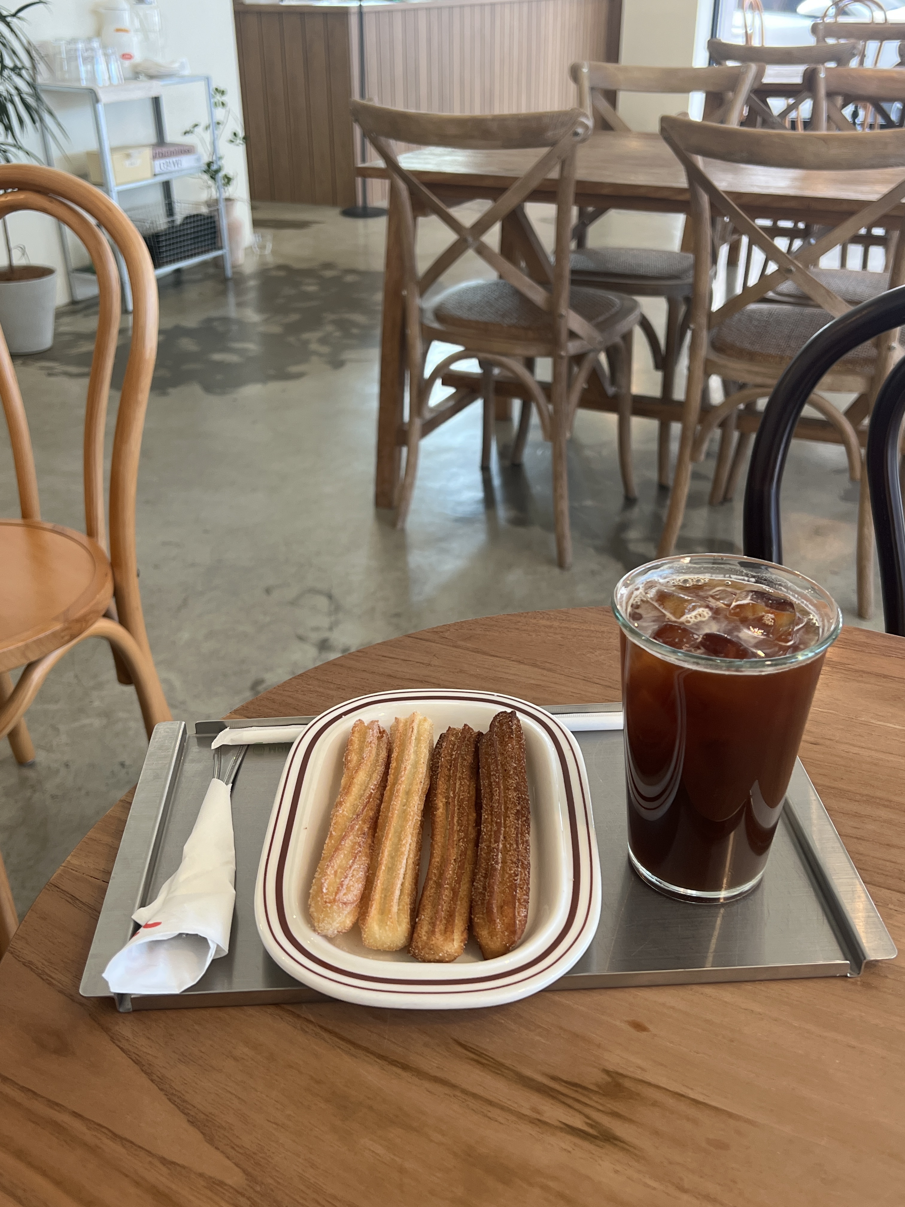 츄러스 먹고 싶어서 방문했는데 맛있어요 🩷 - 대전 맛집 미들슬로우 커피하우스 궁동점