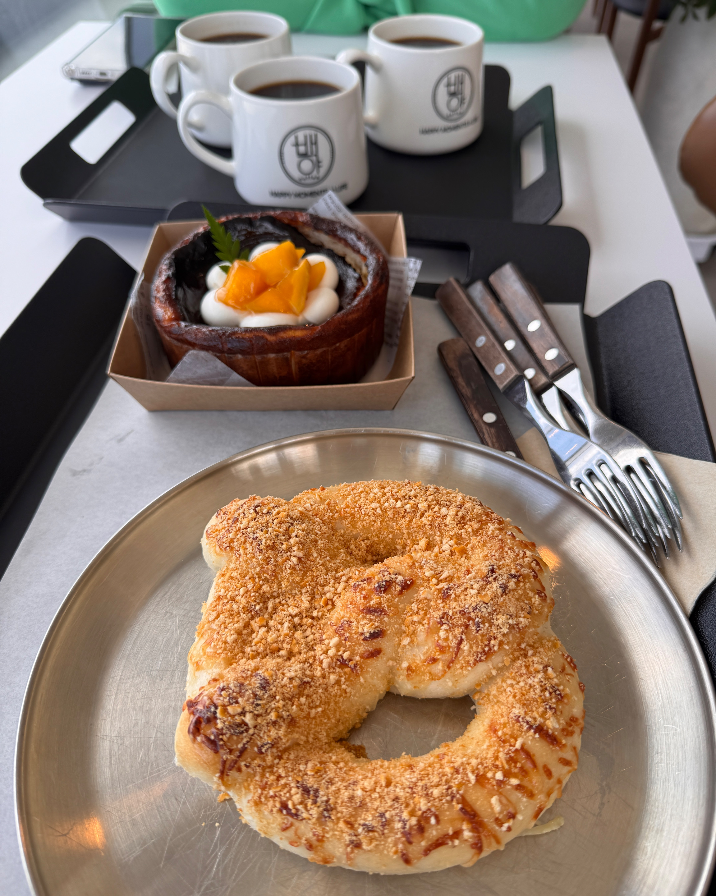 바스크치즈케익이 상콤 달달한게 레몬맛이 나요^^ 맛나요~ 점심 잔뜩 먹고도 모두 뿌셨으니