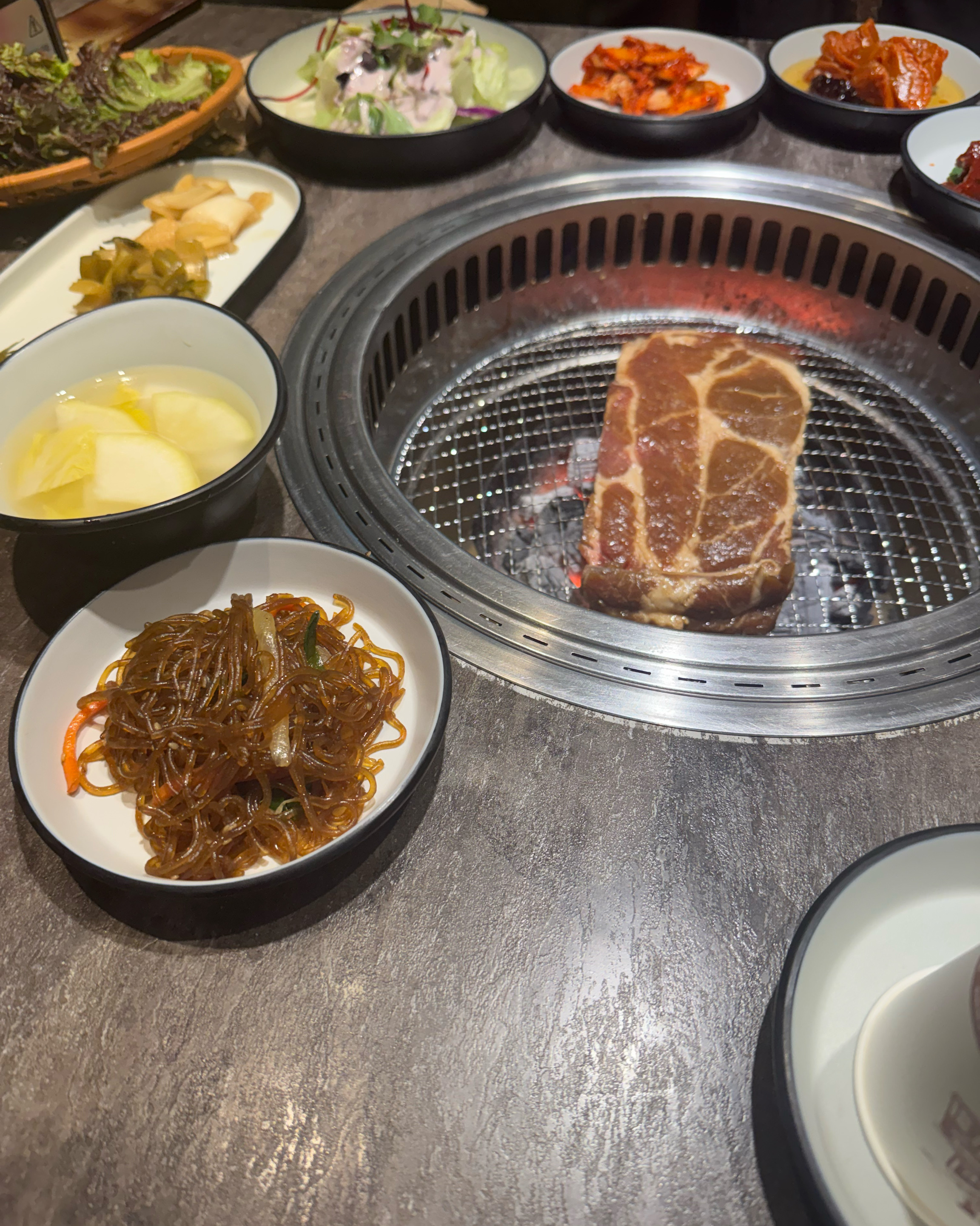 밑반찬이 정말 다양하고 맛있어 나이 드신 분들도 좋아할 거 같습니다 또한 고기도 정말 맛있