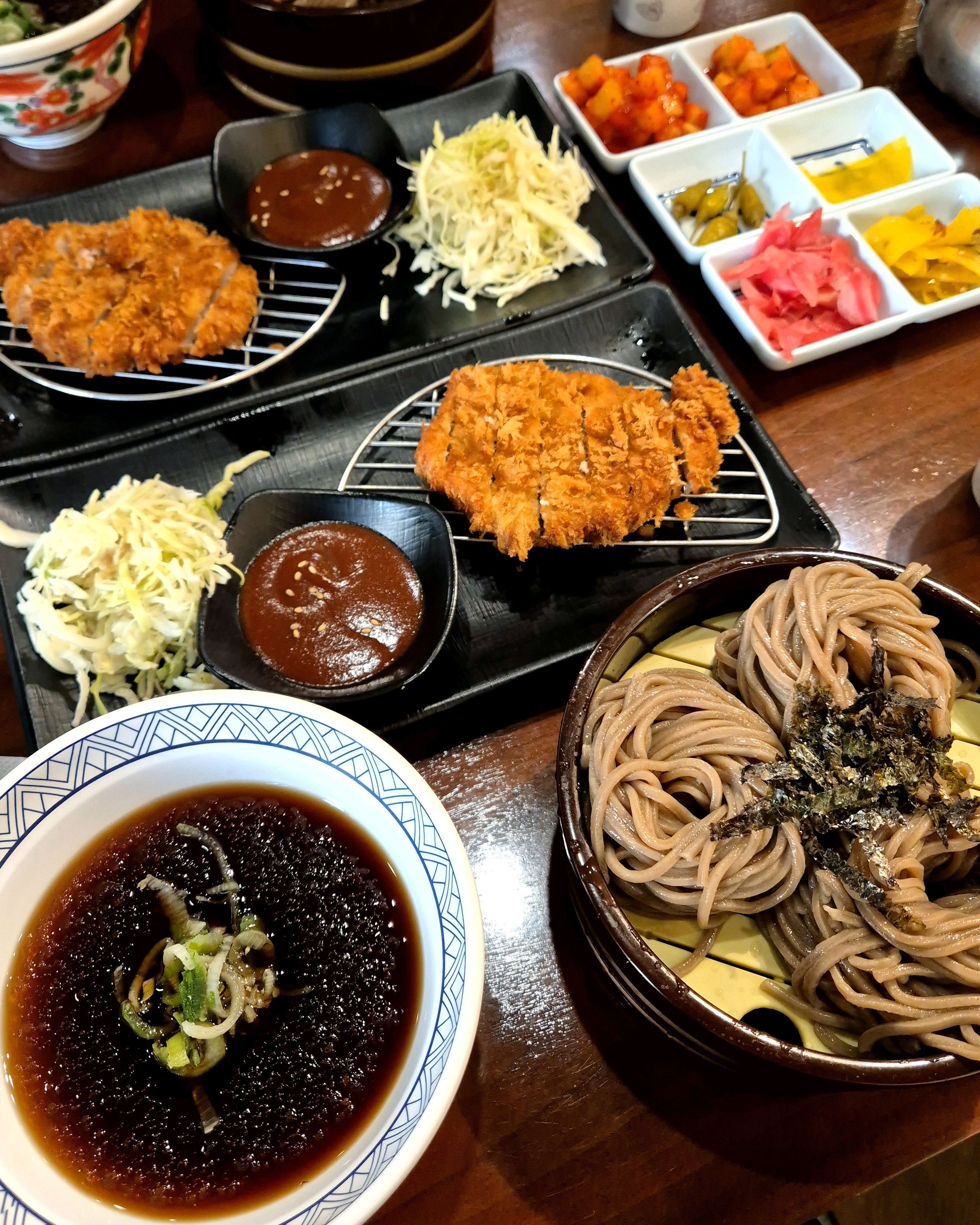 삼동정식 푸짐해서 좋아요~~ 소바육수에 무랑 와사비 듬뿍 타 먹으면 더 맛나요!! 오늘도
