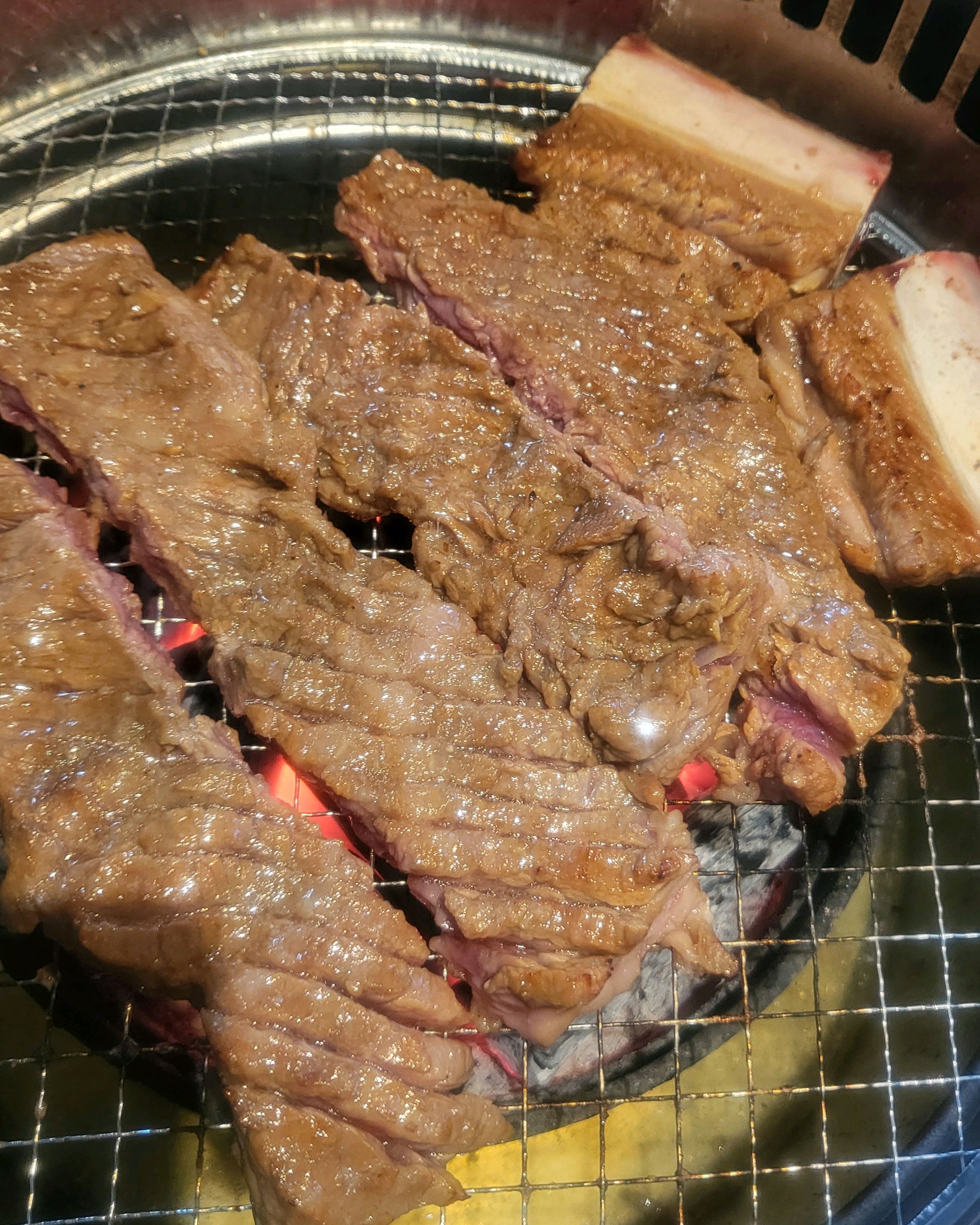 어버이날을 맞아 어머니모시고 예약후 방문했어요 청결하고 친절하며 자주오는곳인만큼 맛도좋았어