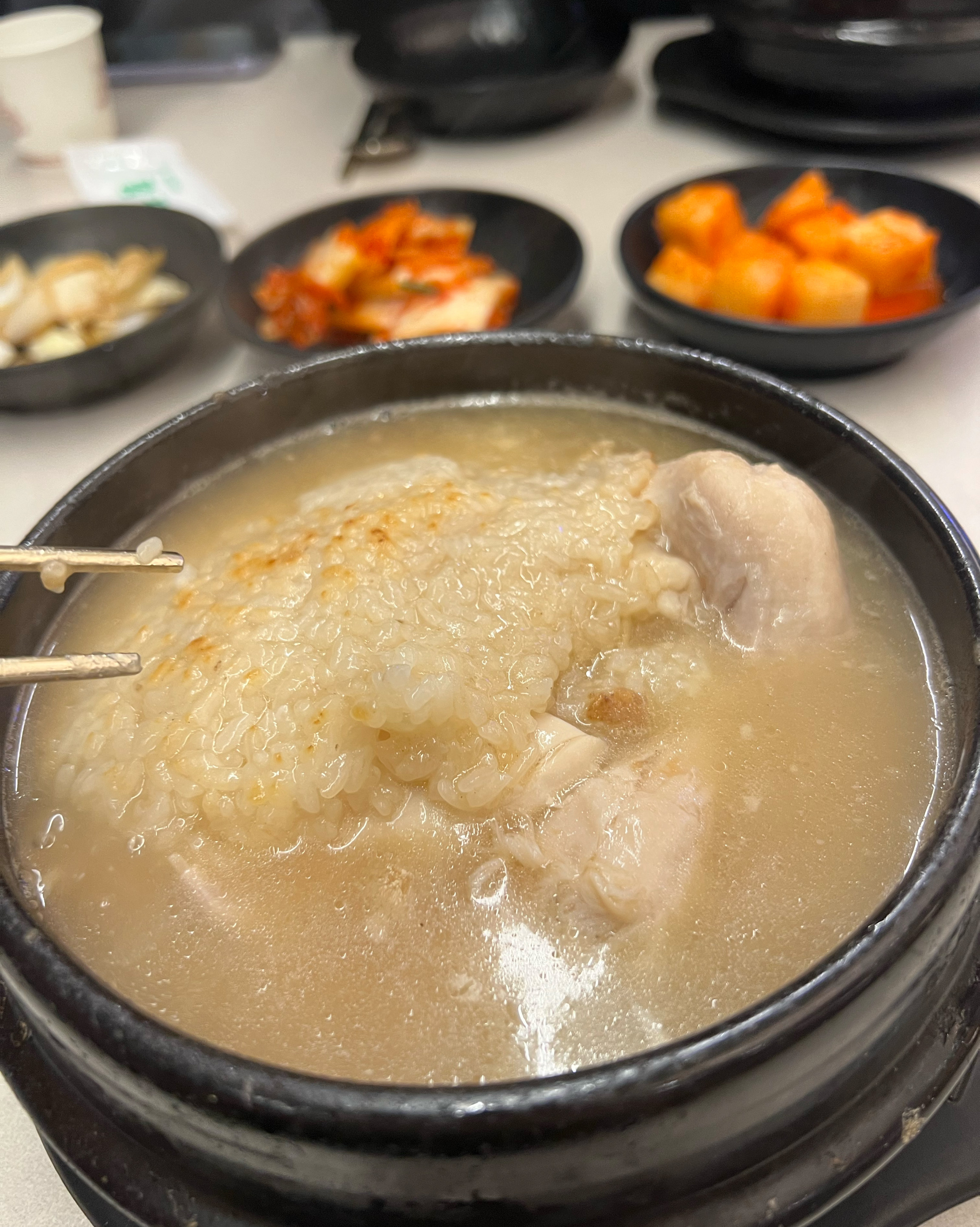 요즘 몸이 허한 느낌이라서 삼계탕집을 찾아봤어요 매장도 깔끔해보이고 맛집느낌이라서 한번 와