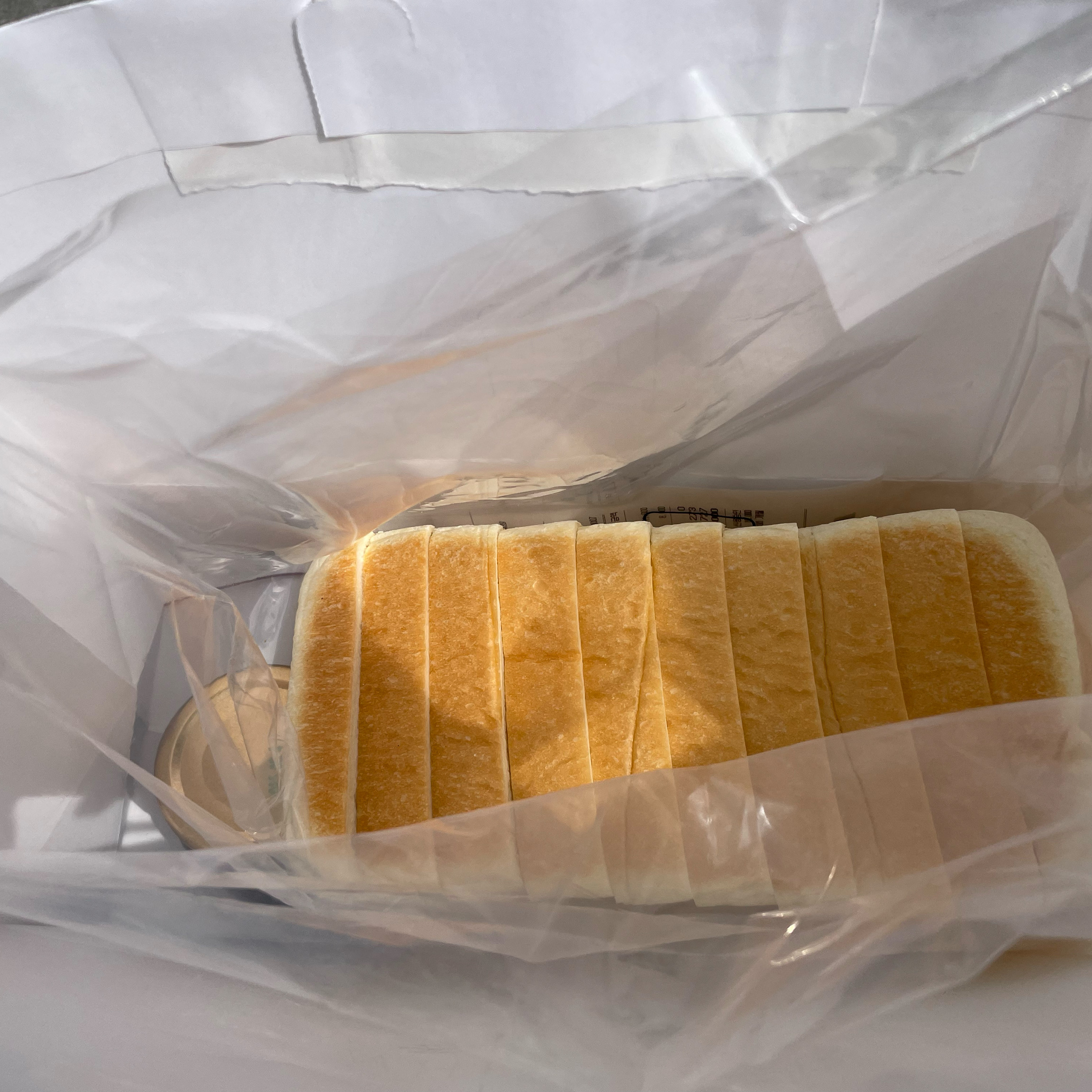 너무 유명해서 사봤는데, 고소한 버터향에 부드럽고 쫄깃한 식감이 맛있어요. 오픈런을 해서
