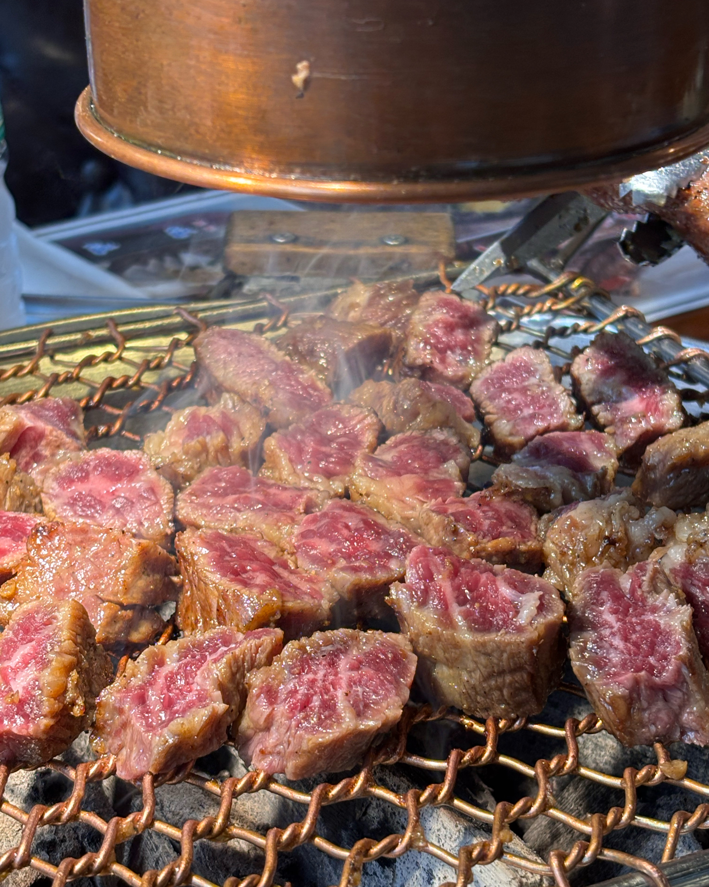 고기는 너무 너무 맛잇으나 손님에 비해 서빙하는 직원이 적어서 빠른 대응이 어려웠고 주문이