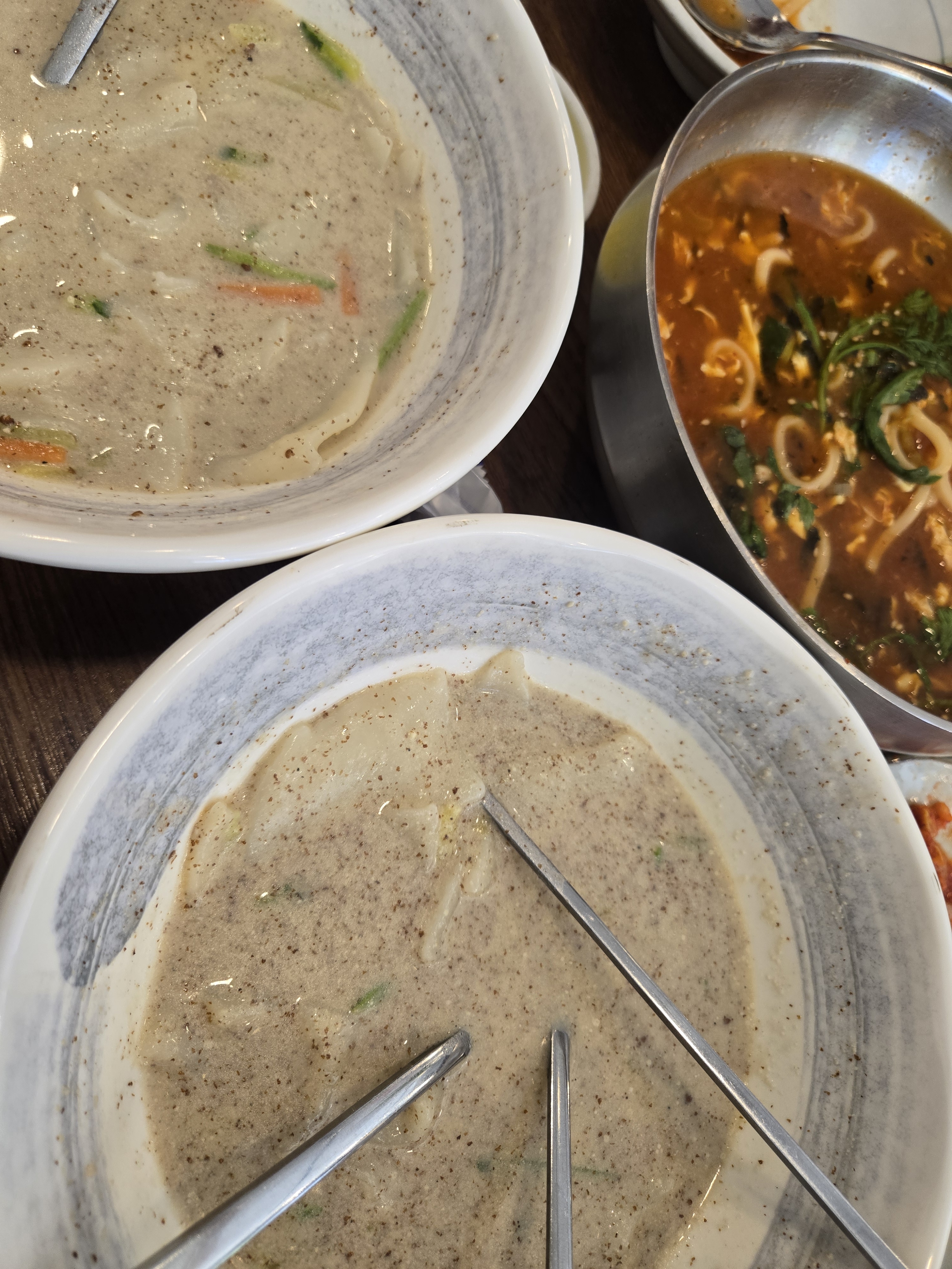 나오자마자 찍고 싶었는데 너무 맛있어서 먹다가 찍었네요! 너무 맛있습니다!! - 불당동 맛집 원조공주얼큰이칼국수