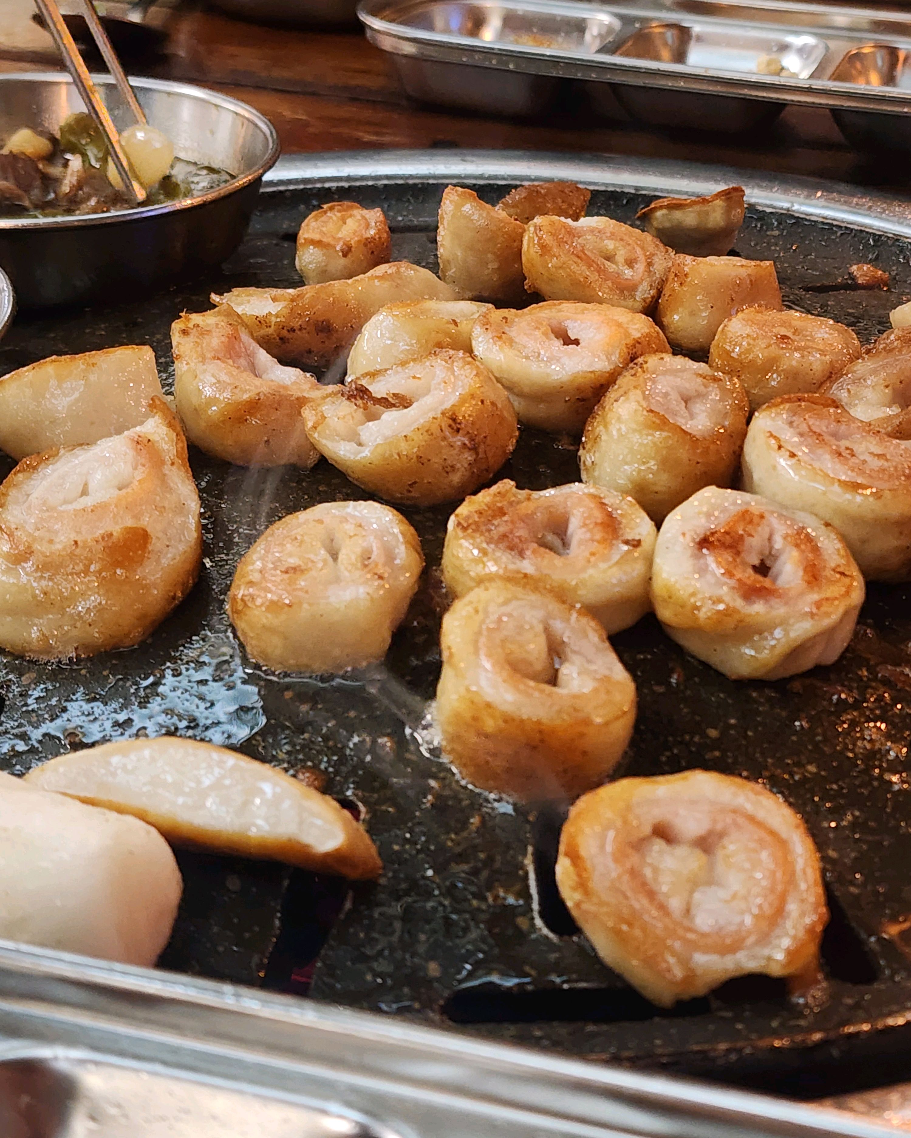 어버이날 기념으로 막창 먹으러  왔는데 막창 냄새도 안나고 부드럽고 맛있습니다! 소스도 종