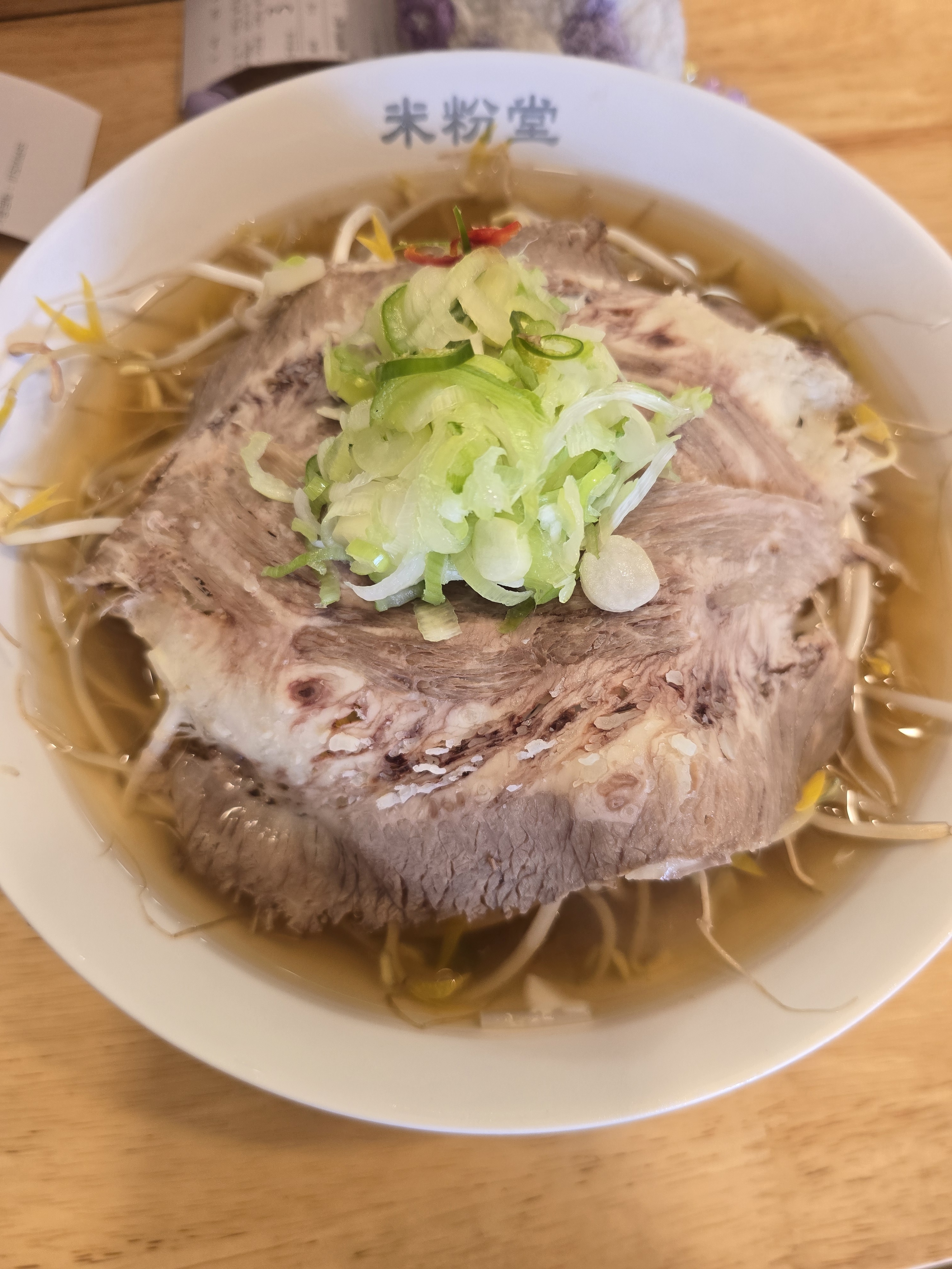 혼자 조용히 밥 먹기 좋은 곳입니다! 쌀국수도 맛있어요😊😊 좌석마다 안내가 꼼꼼하게 적혀있