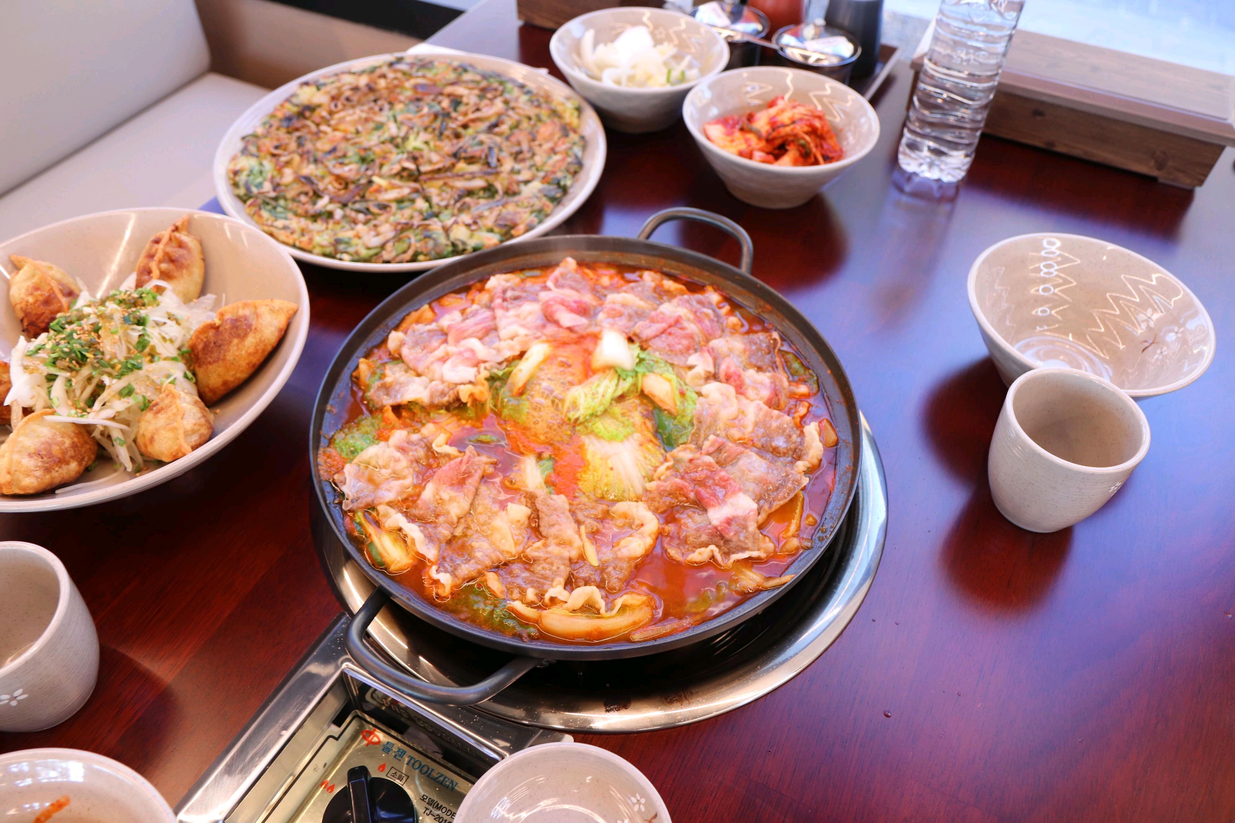 차돌수제비 얼큰한맛 국물이 정말 깔끔하고 시원해요 평소 얼큰한 국물을 좋아하는데 제 취향에