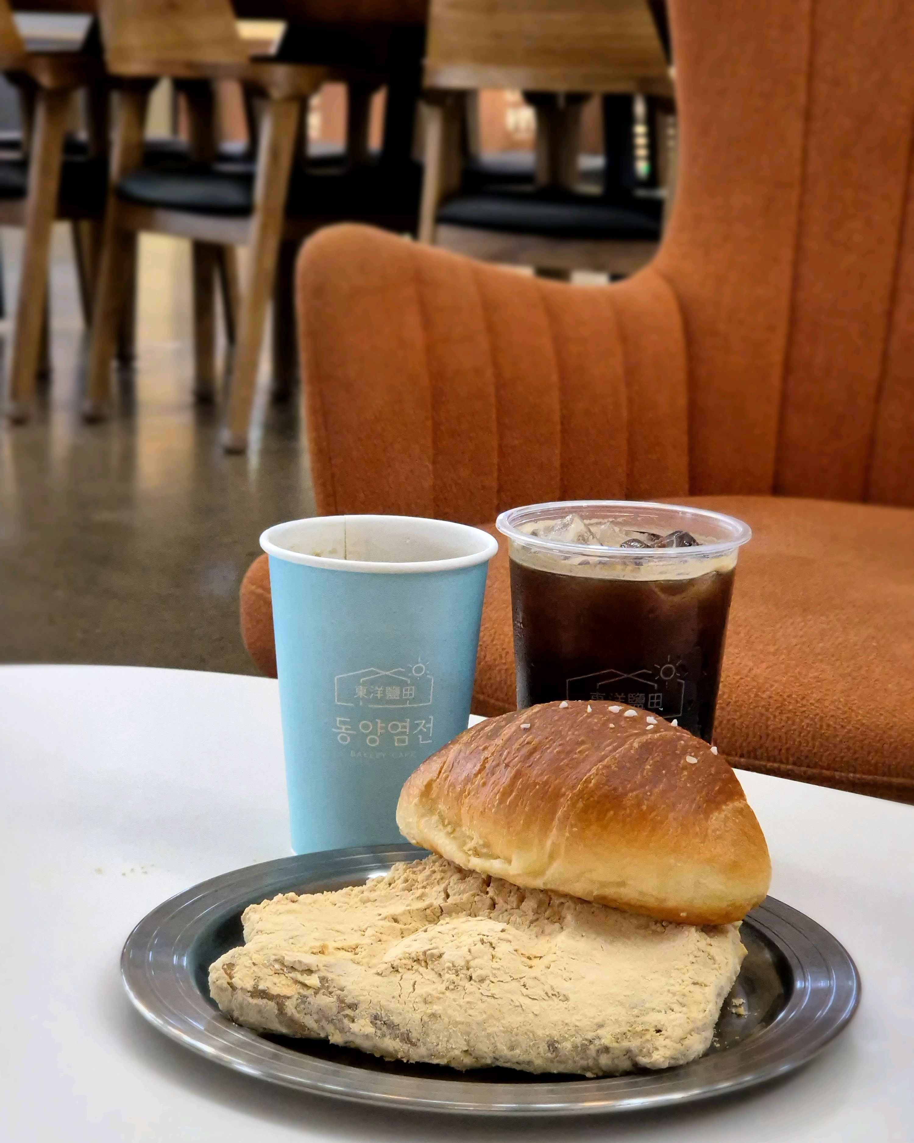 인천여행 첫날 방문했어요, 커피랑 빵이랑 콩떡이랑...생각했던대로 너무 맛있었구요, 밖에서