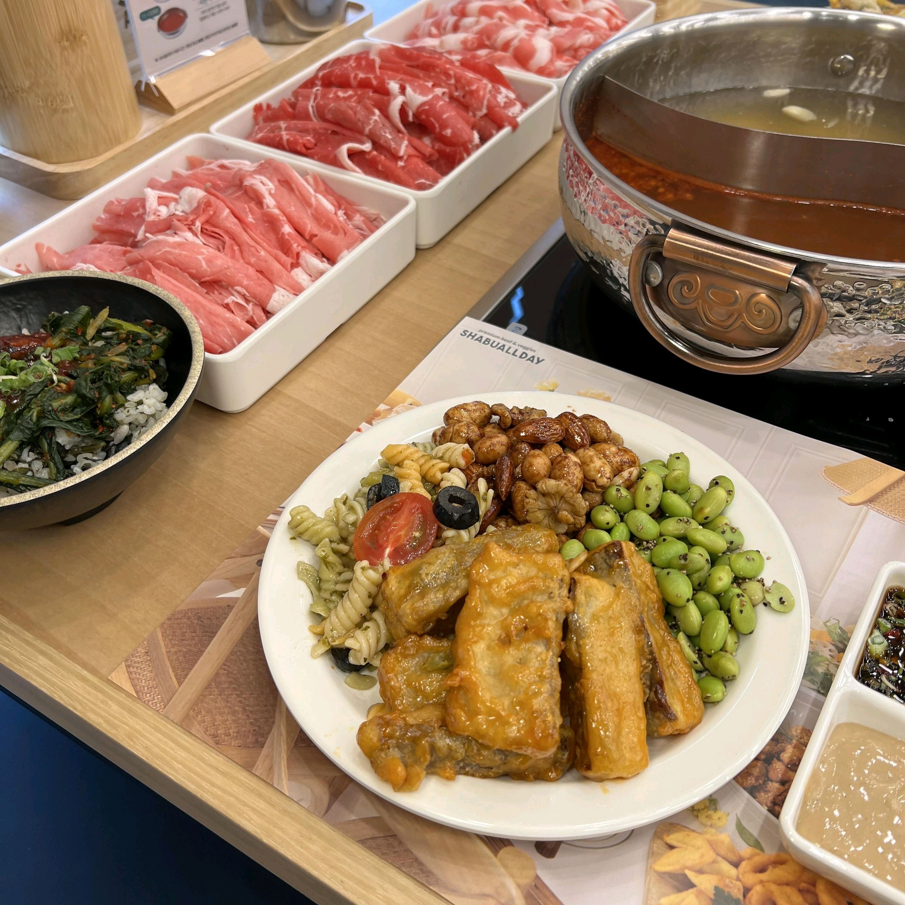 가격도 합리적이고 음식도 깔끔하게 잘 나오는 곳이었어요 직원분들도 친절하고 무엇보다 샤브샤