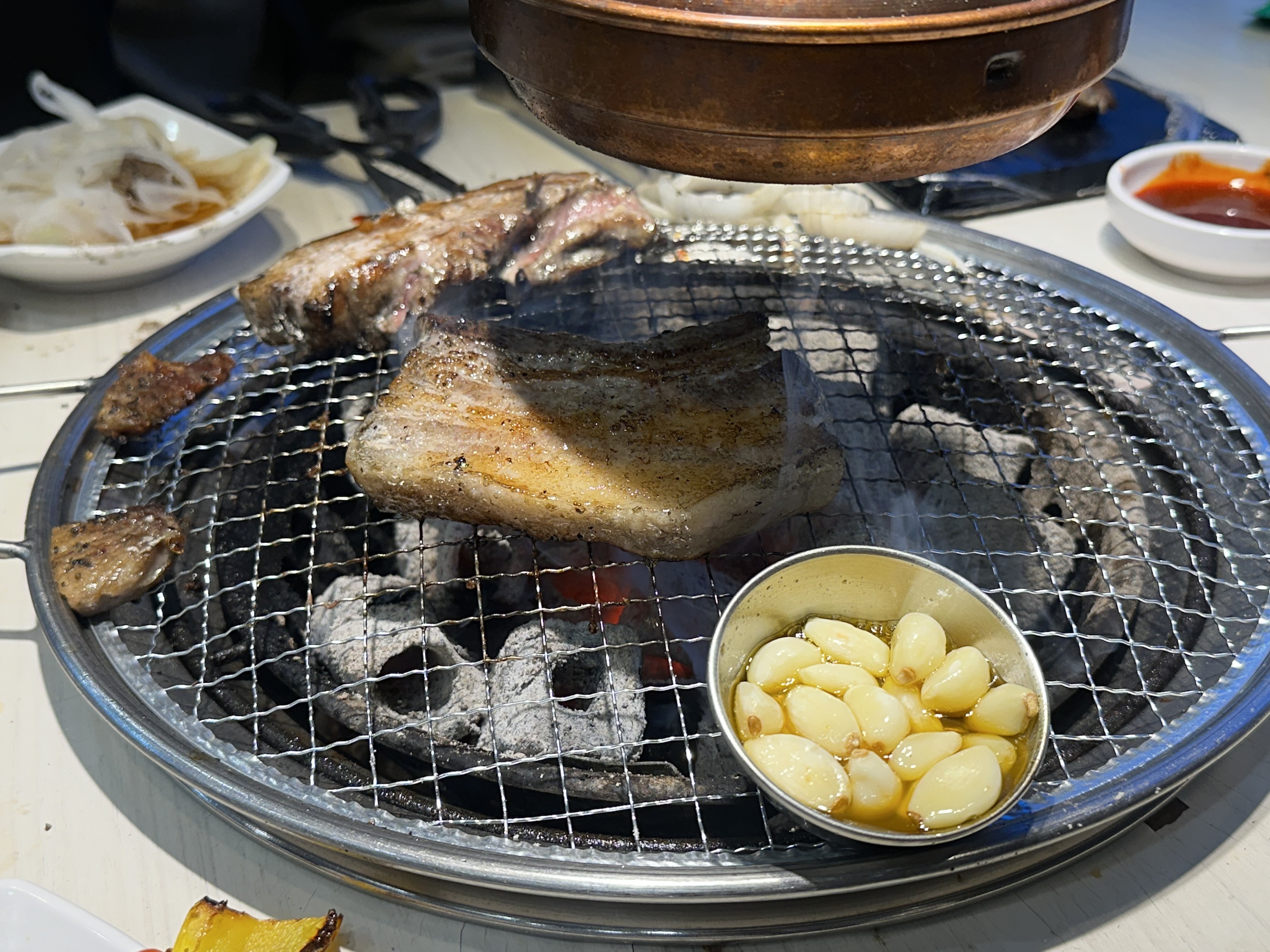 명륜진사갈비 오랜만에 왔는데 밑반찬도 엄청 많고 고기도 너무 맛있어용 ㅠㅠ 삼겹살에서 숯향