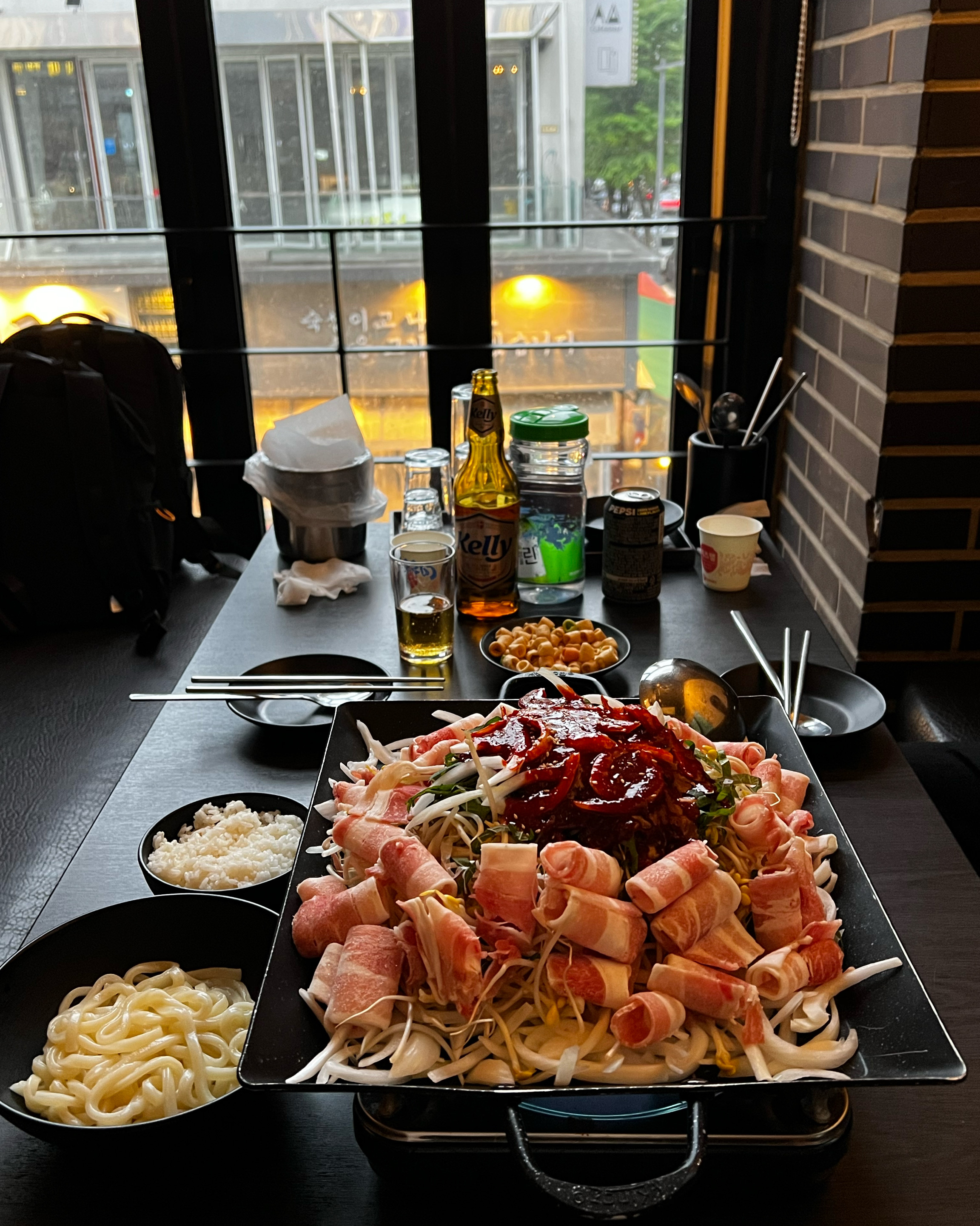 창 밖을 바라보며 도란도란 얘기 나누기 좋아요 - 대전 맛집 봉명데이 봉명점