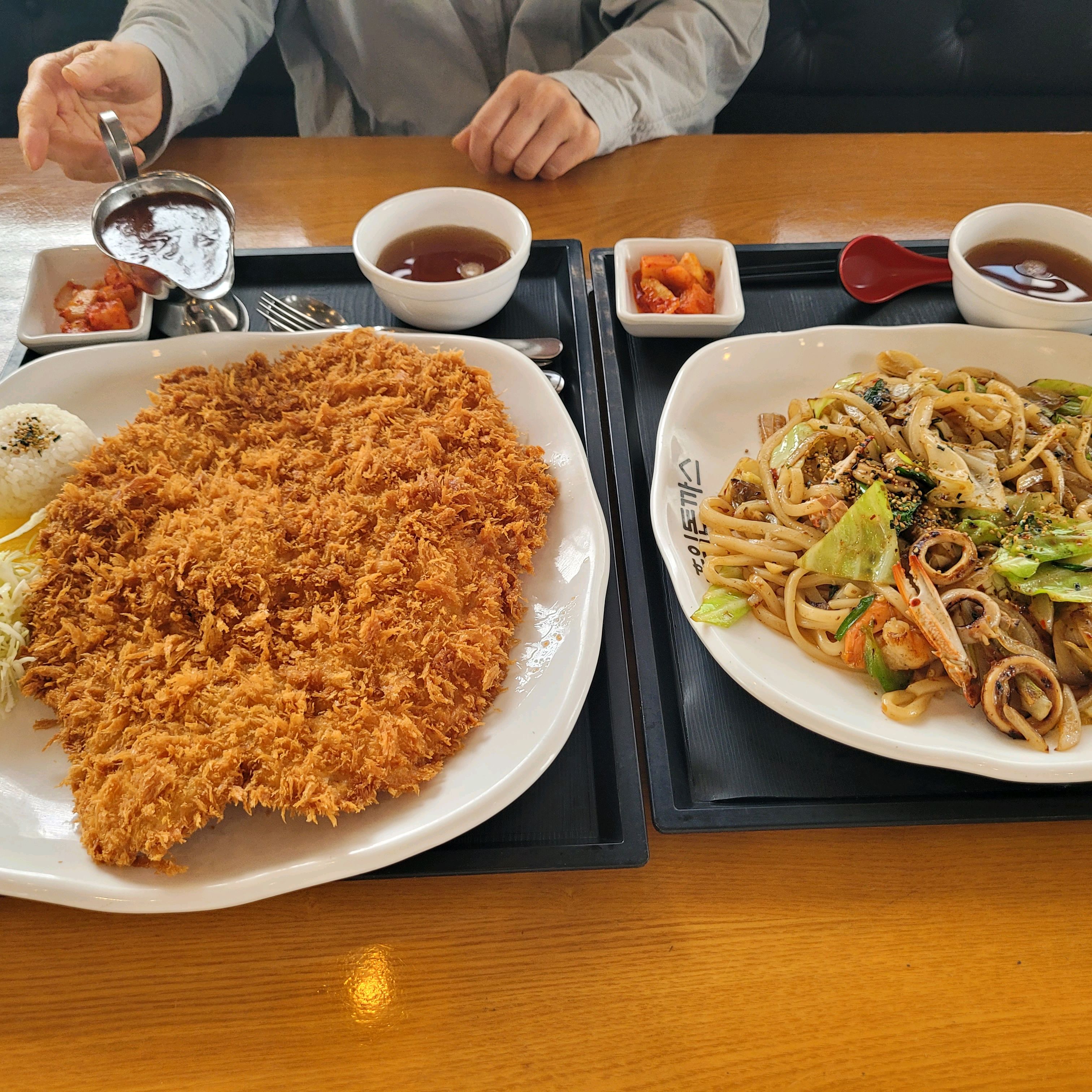 해물볶음우동이 맛있어요! 이제 날이 더 더워지는데 국물같은거 관리좀 잘해주세요. 날파리같은