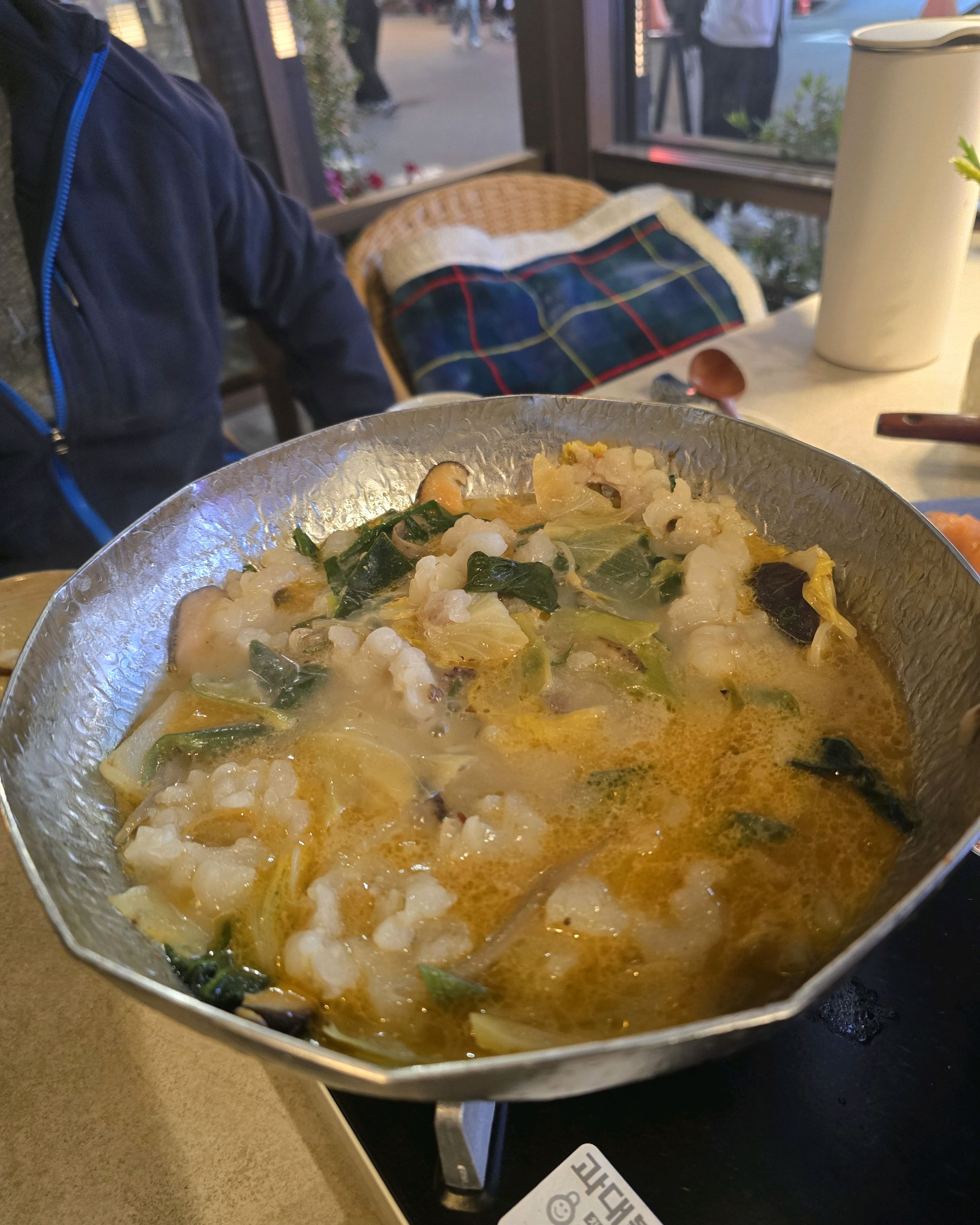 지난번 방문때 음식퀄이 좋아서 재방문했어요 오늘은 술없이 간단히 저녁먹으러 와서 모츠나베,