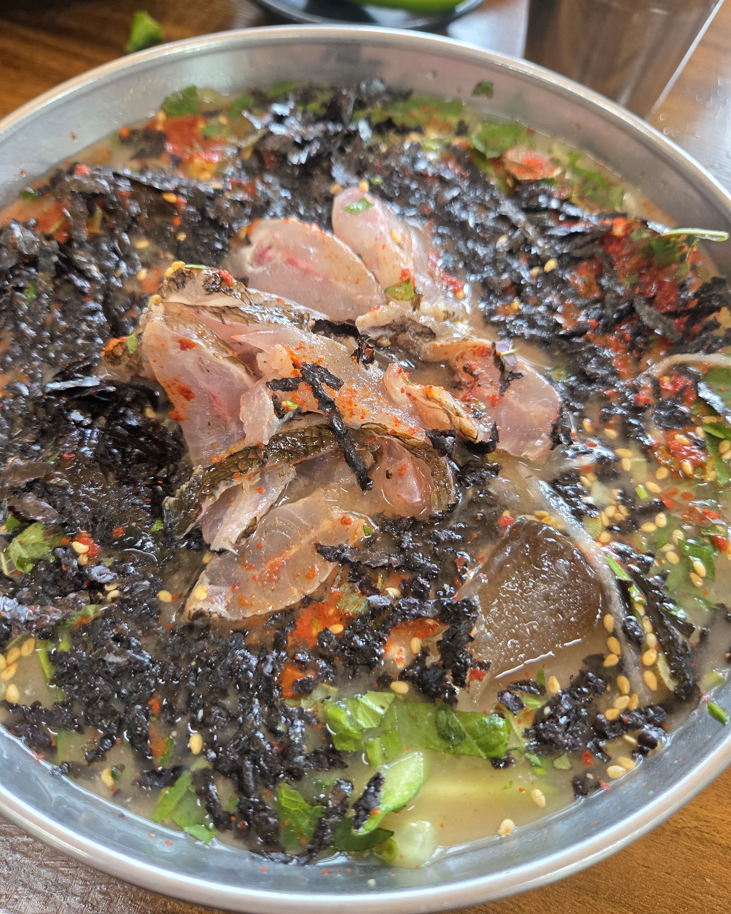 서귀포쪽으로 여행오게 되면 꼭 들러먹어요. 5월에 오게되서 자리물회 처음먹어봤는데 뼈씹는 