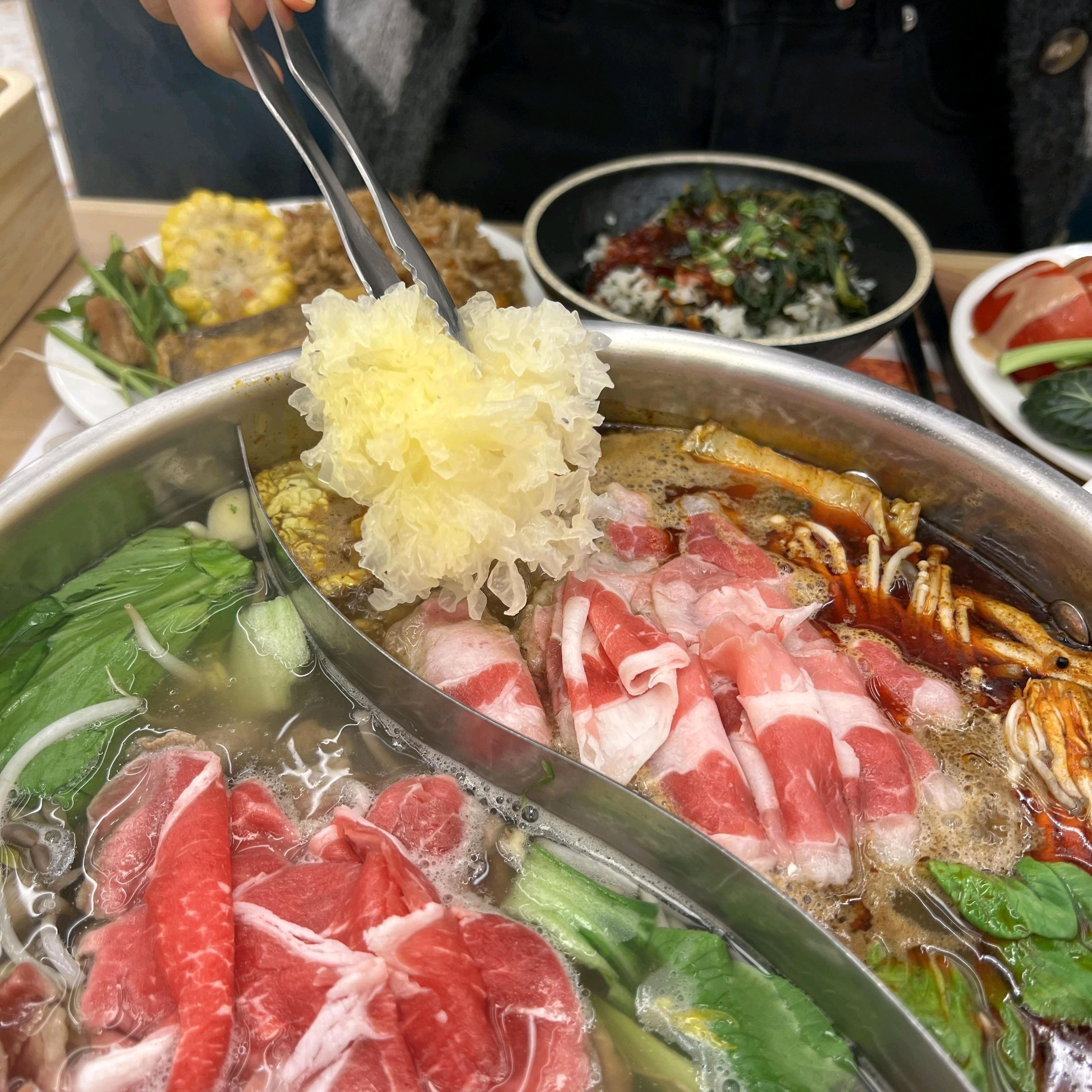 너무 만족스러웠어요 월남쌈이랑 죽도 계속 즐길 수 있고 샐러드바 핫푸드도 무제한으로 먹을 