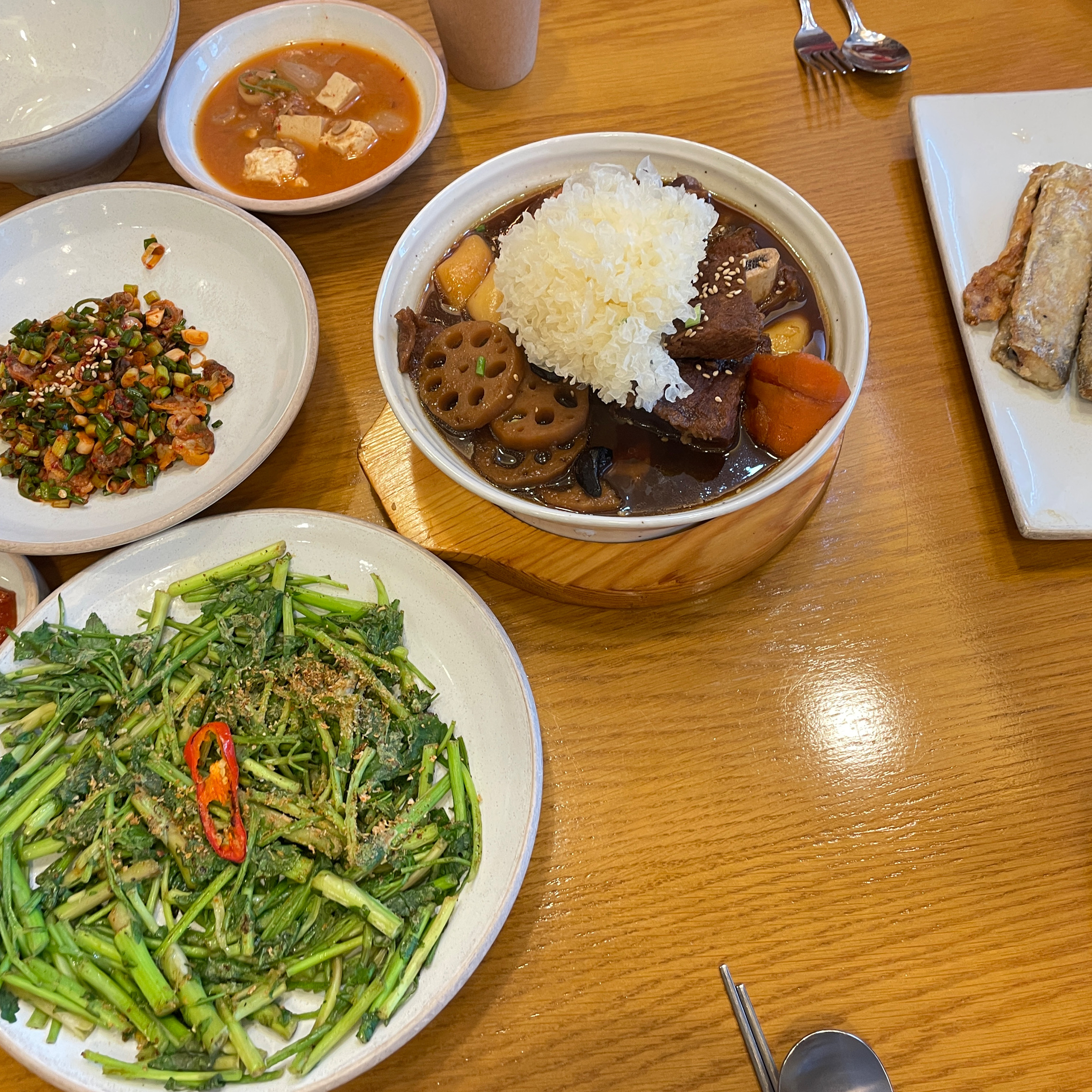 맛있게 잘 먹었습니다 예약하고 가길 잘 한듯 하네요 줄이 길더라거여 여기 주차장은 좀 좁습