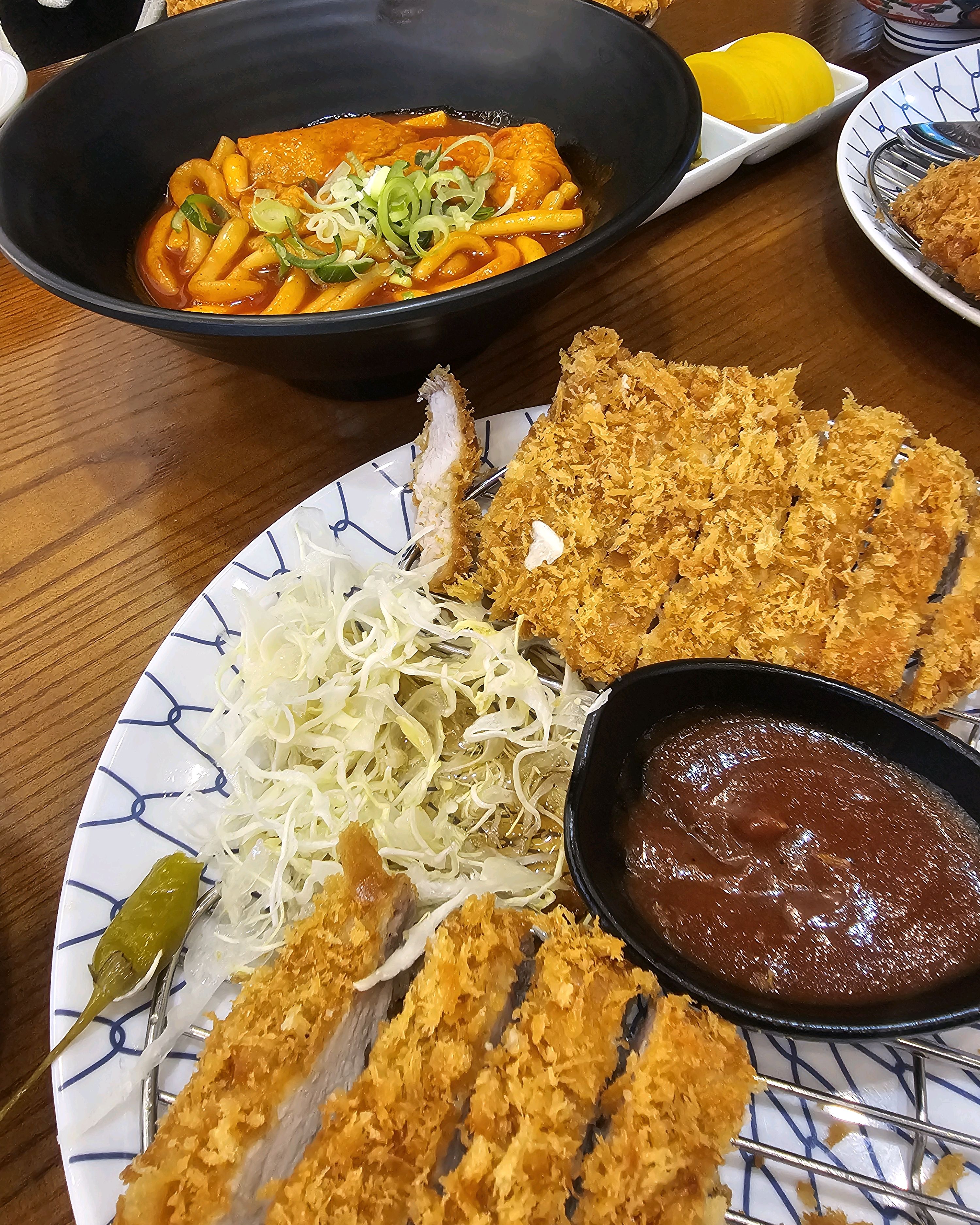 맛있어서 참지 못하고 돈까스 흡입해버렸어용!! 맛있네요 추천!!!! - 성북동 맛집 삼동소바 성북동점