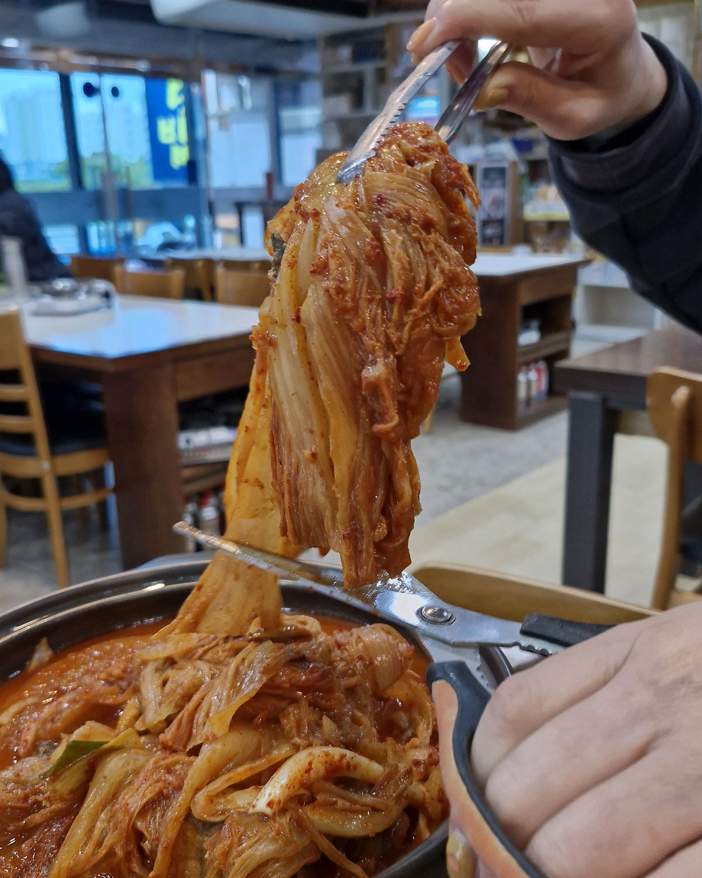 고등어와 김치가 푸짐하게 들어있고 맛있어서 밥 도둑입니다. 비싼 제주 물가에 비하면 가격도